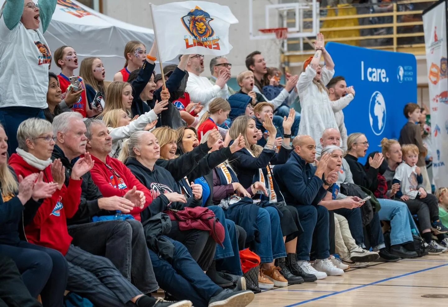 For en basketfest og for en stemning 🫶🙌 Spesiell takk til ordf&oslash;rer @marit_warncke_ og r&aring;dgiver @ceciliebwr som kom for &aring; heie, og oppleve alt det viktige arbeidet vi gj&oslash;r for jentesatsing, barn og unge! 

Ledere i klubbene