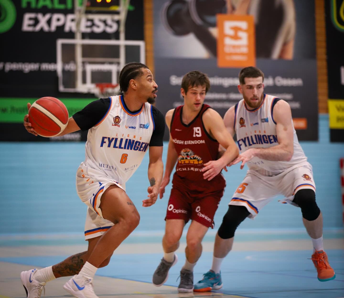 For en spennende kamp mot Centrum Tigers, og for en seier. 🦁🏀 N&aring; gleder vi oss til ENBL-kamper tirsdag kl. 19.00 i Haukelandhallen. 

Foto: @spurkeland_foto 

#fyllingenlions #blno #norskbasket