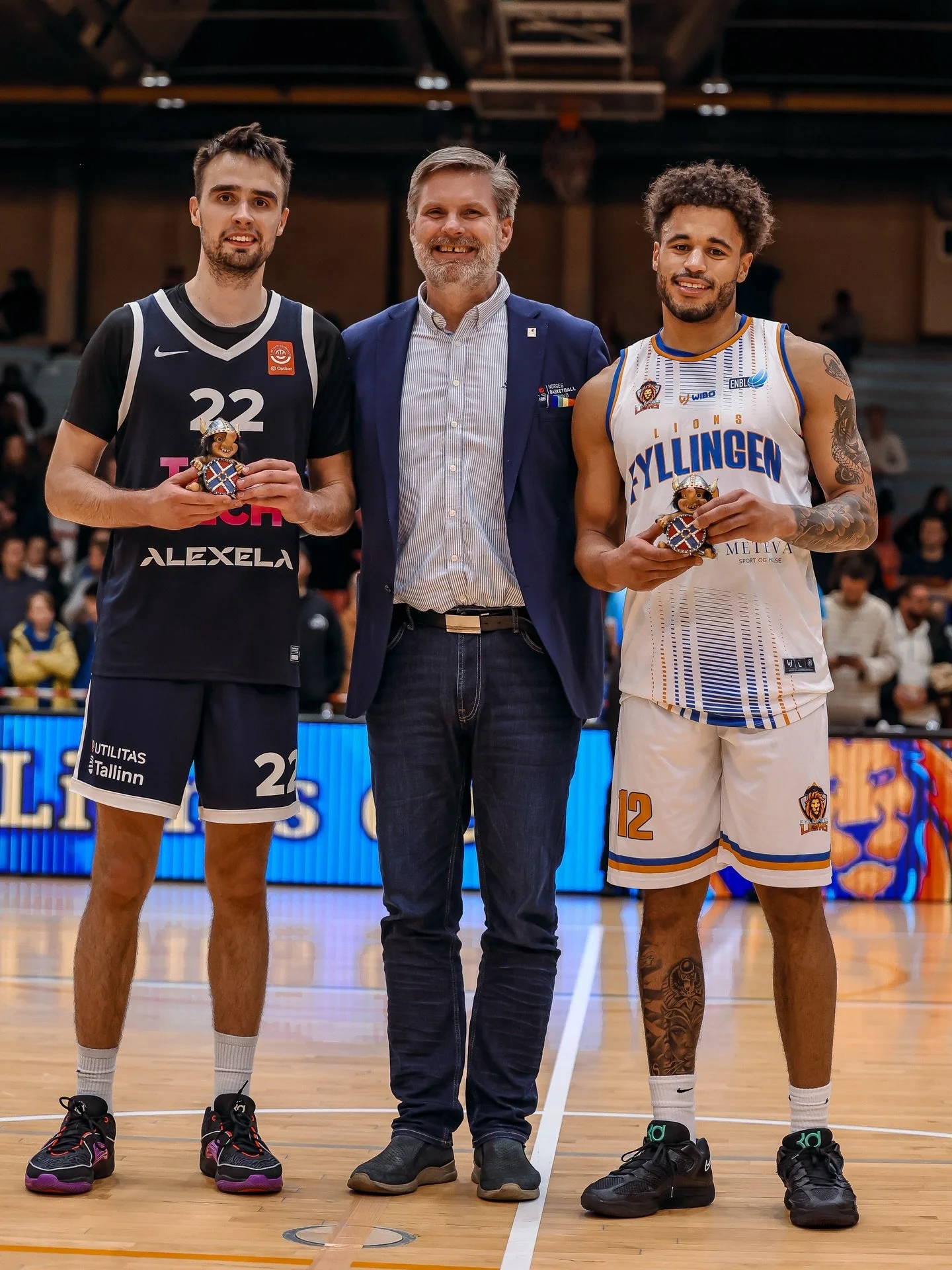 MVP-utmerkelser etter kampen mellom Fyllingen Lions og @taltechbasketball gikk til @williamlybaek (Fyllingen Lions) og Oliver Suurorg (TalTech). Prisene ble utdelt av basketballpresident @janhendrikparmann 🏆