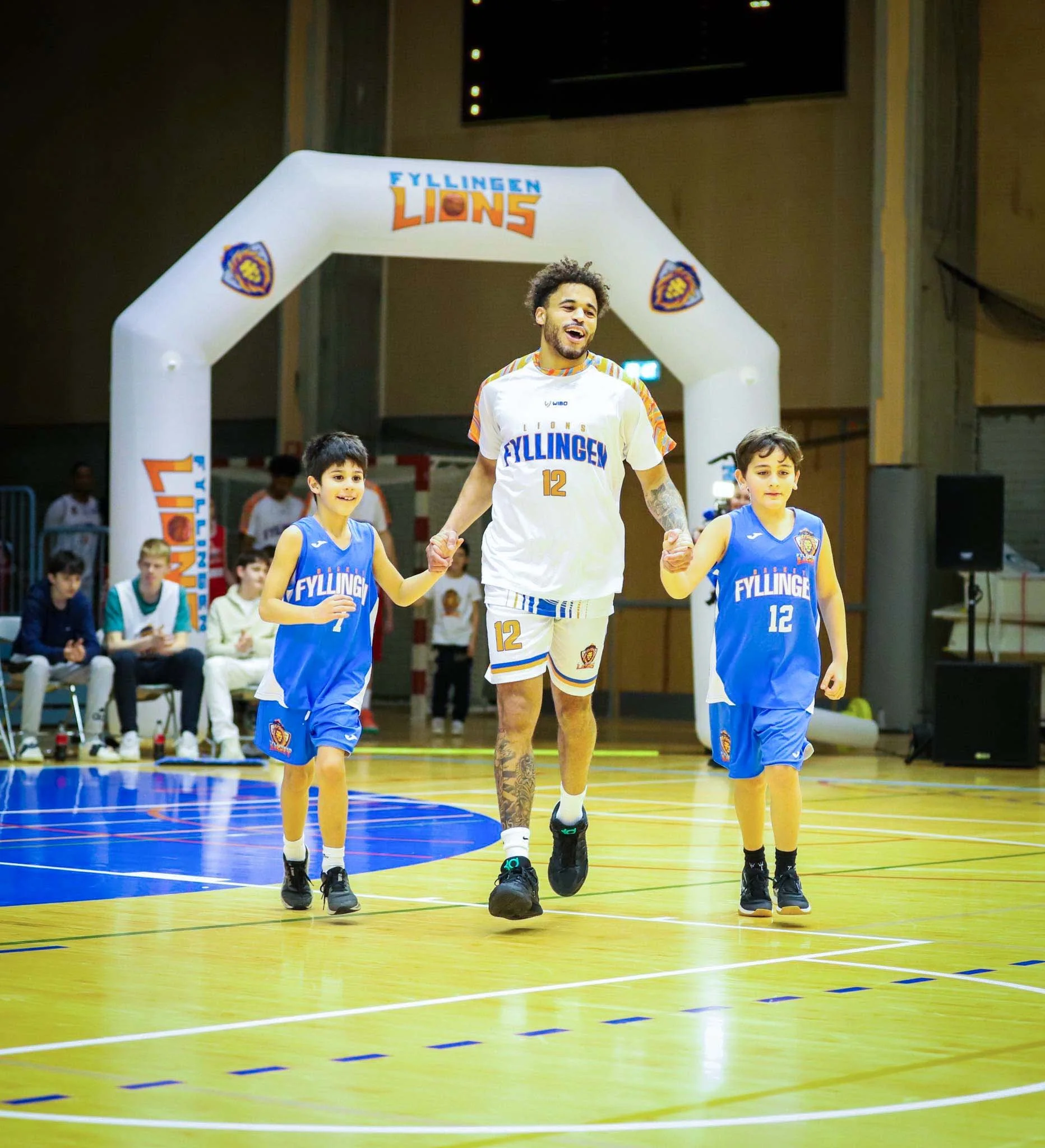 Basketfest da Lions og unge spillere løp inn sammen