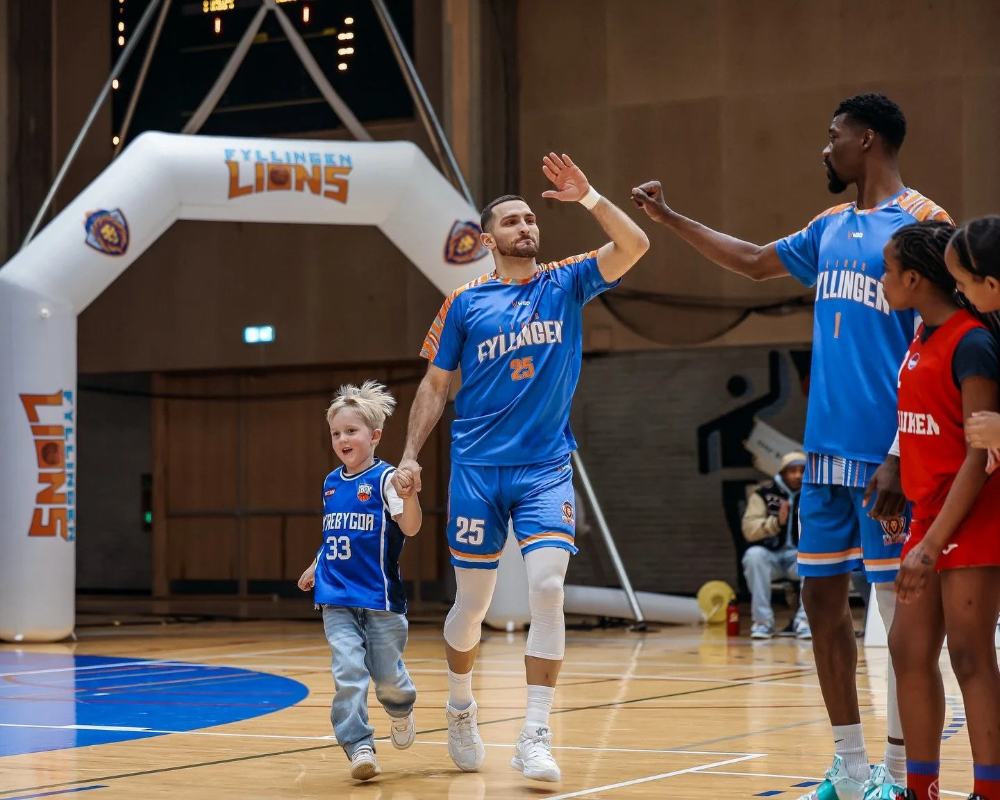 Da Fyllingen Lions l&oslash;p inn til siste ENBL-kamp, fikk vi f&oslash;lge av unge spillere fra Ulriken Eagles, Ytrebygda Basketballklubb, Kirkevoll Basketballklubb, Hop basketballklubb - offisiell side og fra Fyllingen Basket. 🏀

For oss er slike 