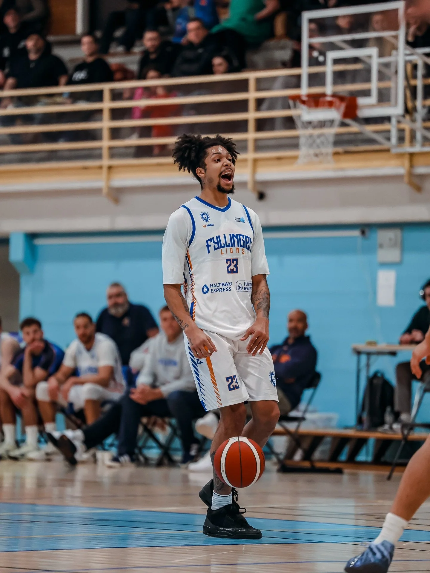 Fyllingen Lions ett steg n&aelig;rmere seriemesterskap.

Fyllingen Lions tok en viktig seier hjemme i Fyllingsdalen da de slo TNT Towers 100&ndash;89.

TNT, som ligger p&aring; 8. plass p&aring; tabellen, &aring;pnet kampen klart best og viste at de 