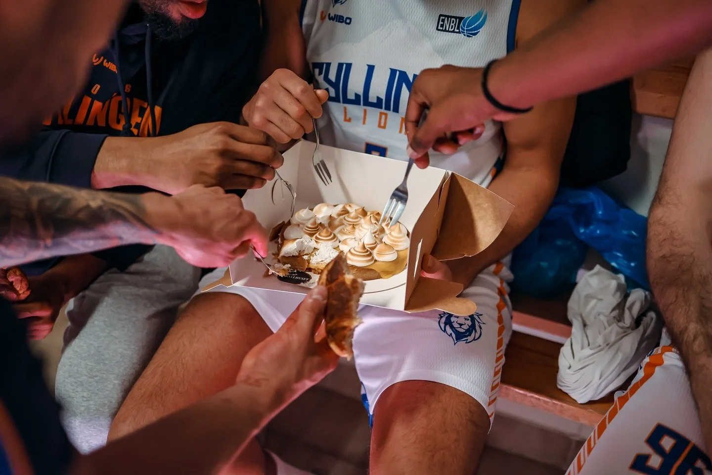 Tusen takk til @bakstehuset for f&oslash;rsteklasses proviant til garderoben 🍋🧁Vi gleder oss til nytt bes&oslash;k p&aring; Ask😍