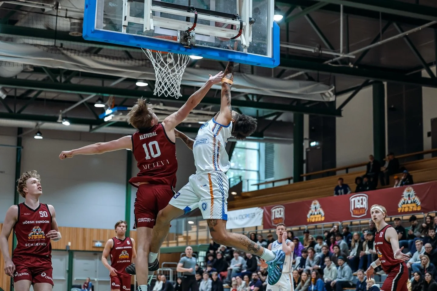 EN MAKTDEMONSTRASJON I SEMIFINALEN

Fyllingen Lions leverte en overbevisende prestasjon p&aring; bortebane mot Centrum Tigers og tok en klar 108&ndash;70-seier p&aring; Apall&oslash;kka. Dermed leder bergenserne 2&ndash;0 i semifinaleserien og har sa