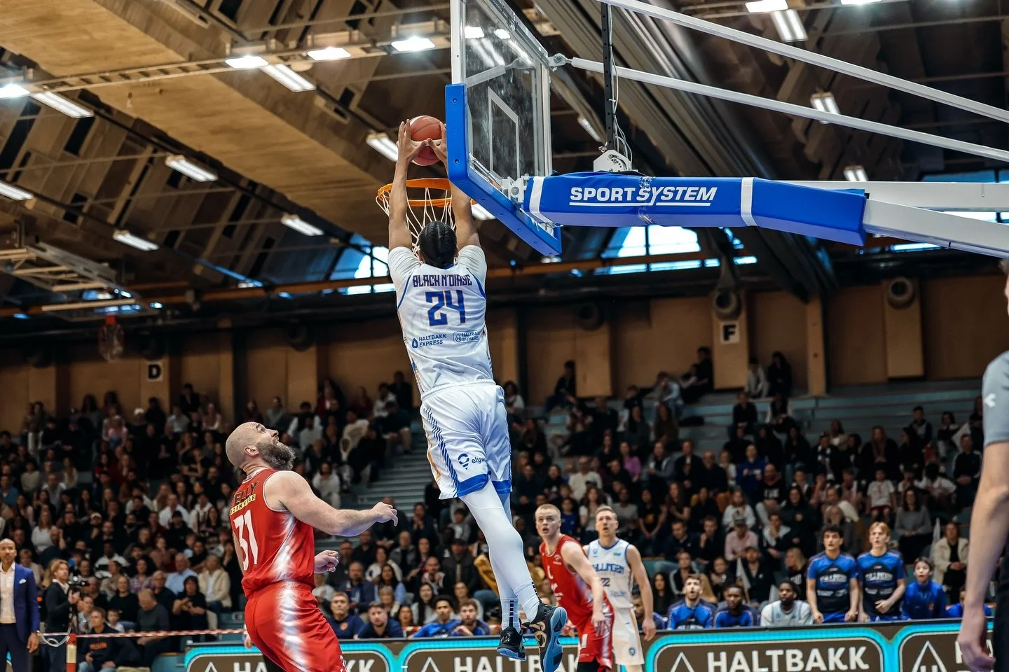 EN KAMP P&Aring; MARGINENE

Det var duket for nok en intens finaleduell, og i en kamp der sm&aring; detaljer avgjorde til slutt, m&aring;tte Fyllingen Lions se seg sl&aring;tt 105&ndash;107 mot Gimle.

Fyllingen Lions leverte en meget solid f&oslash;