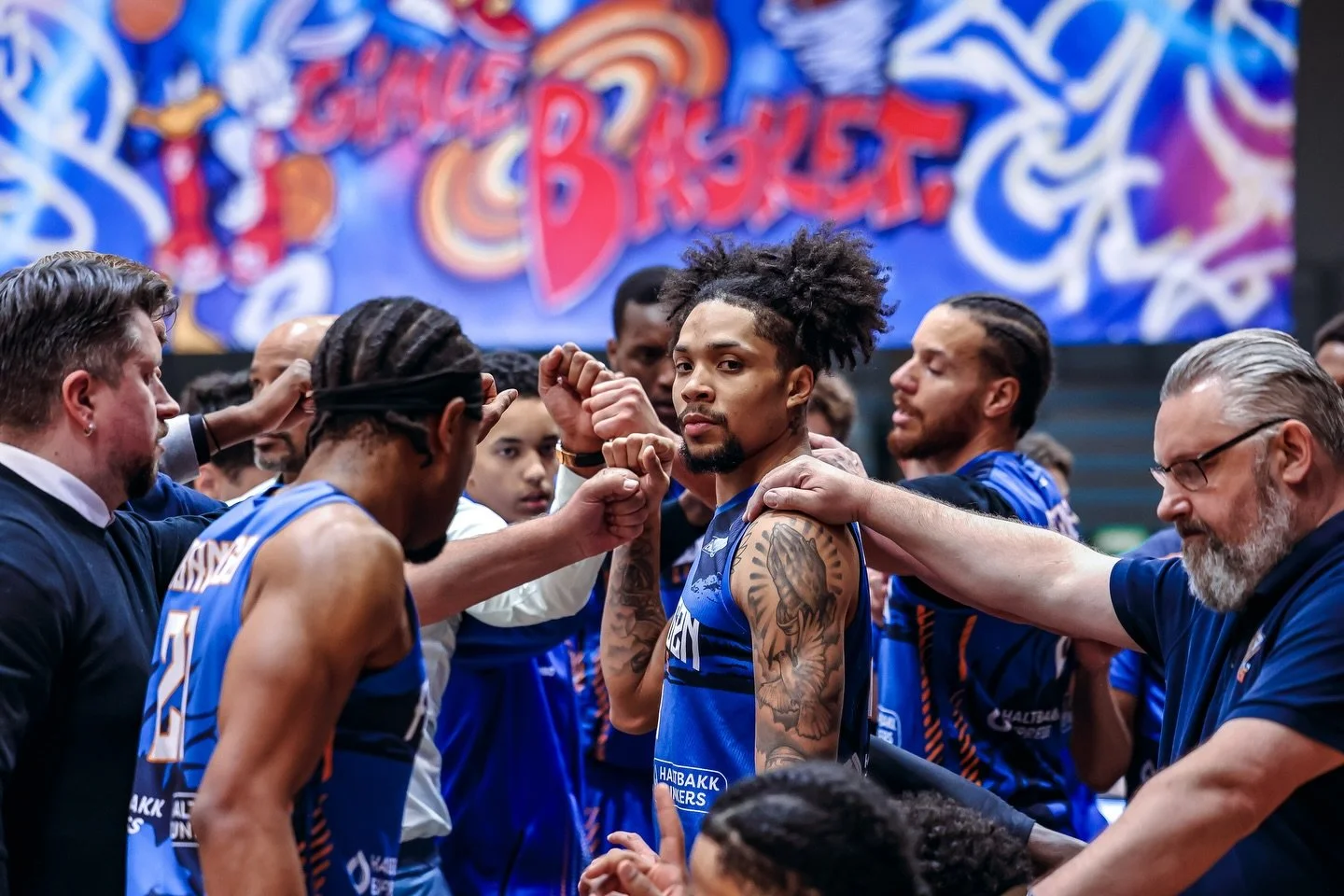 Fyllingen Lions og Gimle har igjen holdt publikum p&aring; pinebenken helt inn i sluttsekundene. Fire finaler i Haukelandshallen har gitt fire dramatiske oppgj&oslash;r. Med 2&ndash;2 i serien m&aring; alt avgj&oslash;res i en femte og siste kamp tor