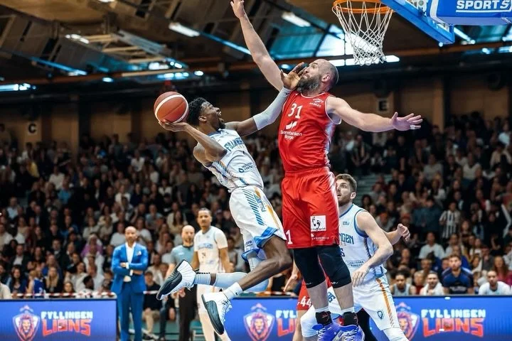 HISTORISK TRIPPEL OG EN FINALE FOR HISTORIEB&Oslash;KENE

Foran et kokende Haukelandshallen, fylt til randen av 2500 lidenskapelige supportere fra begge lag, skrev Fyllingen Lions seg inn i norsk basketballhistorie.

Det som lenge s&aring; ut til &ar
