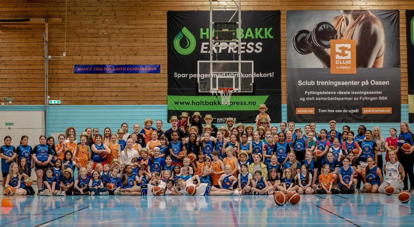 For en inspirerende jentedag fylt med basketballglede, fellesskap og sterke prestasjoner. ⛹️&zwj;♀️🏀

Over 100 jenter og kvinner samlet seg i Fyllingsdalen idrettshall til en dag preget av energi, mestring og ekte idrettsglede. Fra de yngste deltake