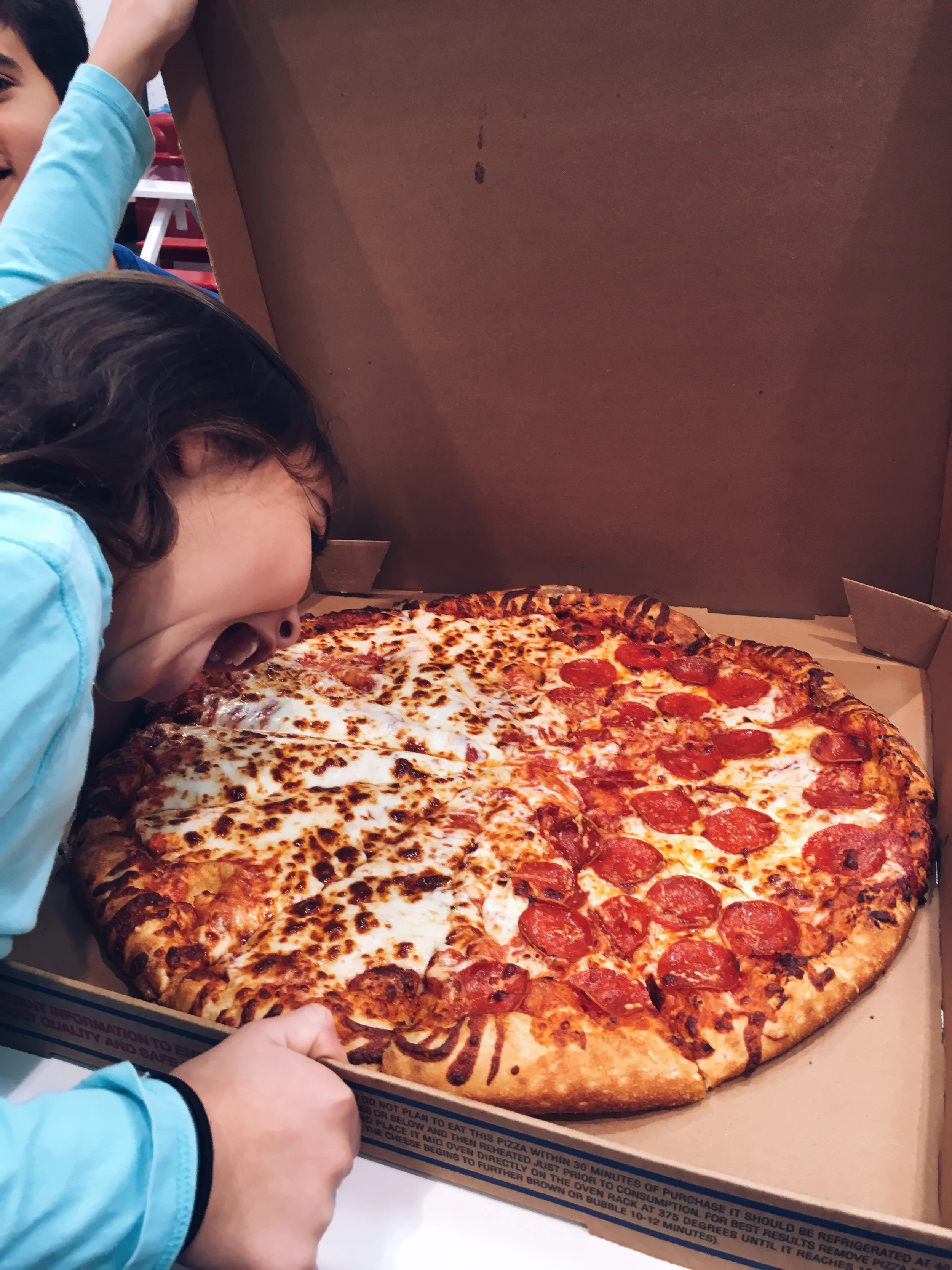 kate loves pizza