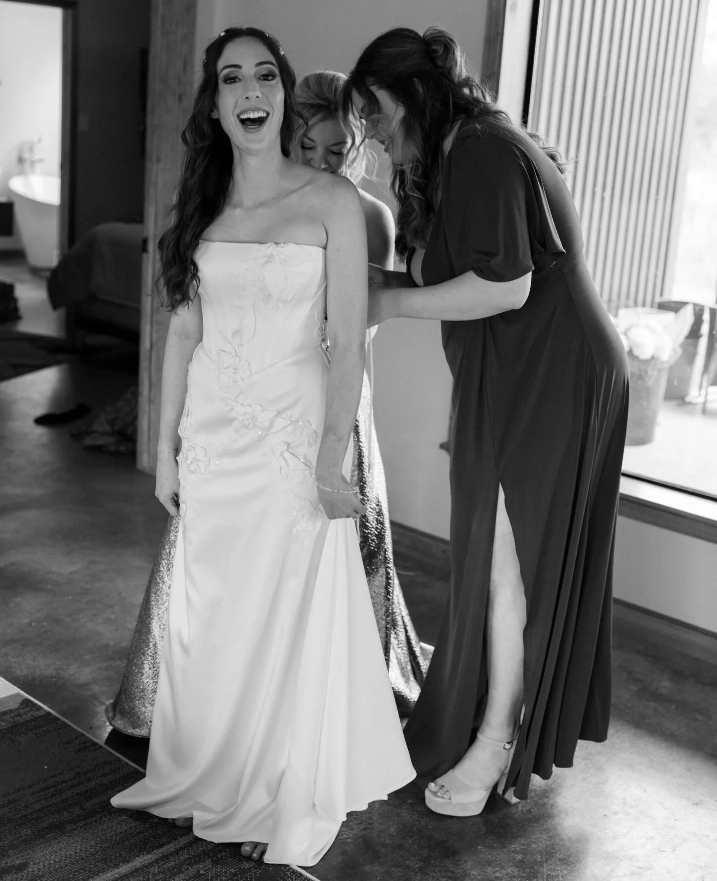 A few from this sweet day on the family farm; getting ready with Colleen. 🖤