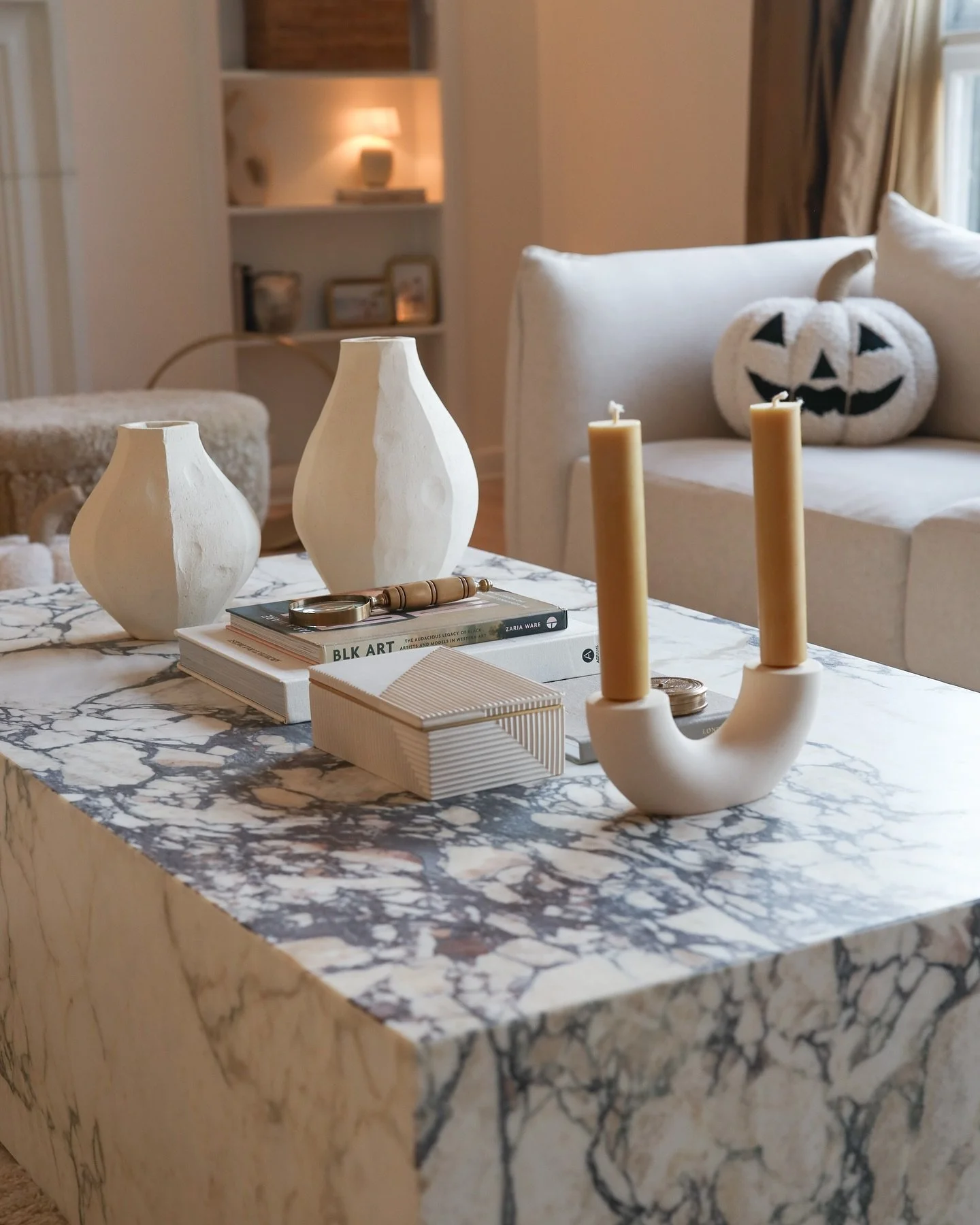 Pumpkin spice. Little Halloween details in #theserranohome 🎃 #halloweendecor #falldecor
