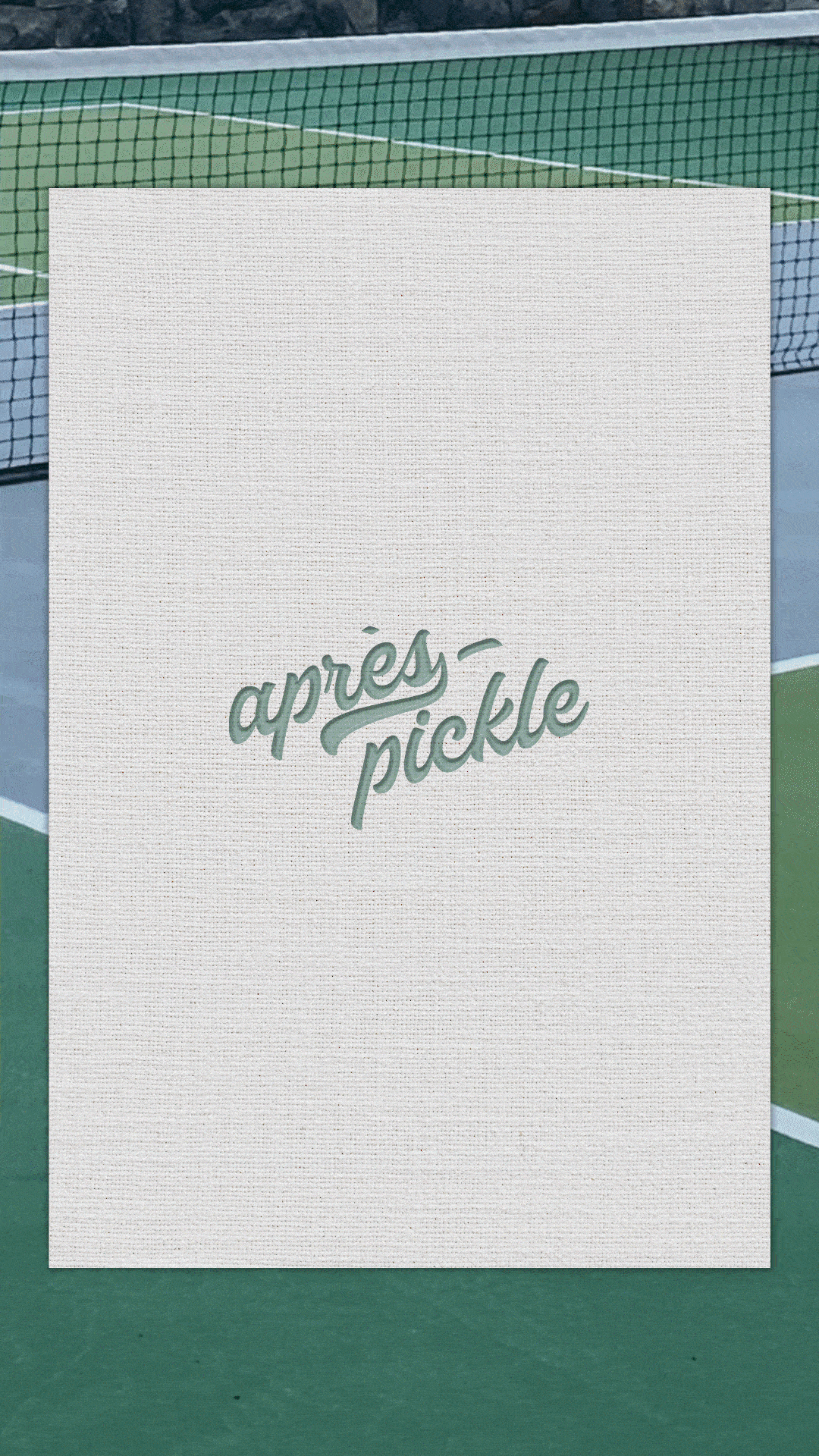 A white card with green text that says "aprés-pickle" placed on a tennis court.