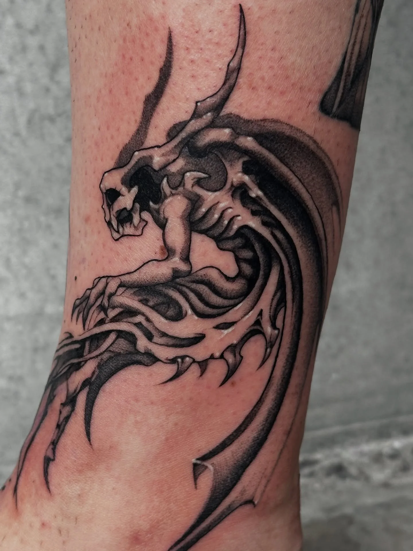 Lil demon watching over @dache93 🖤 Merci Dana 

#montrealtattoo #tattoomontreal #montrealtattooartist @grey_mrkt
