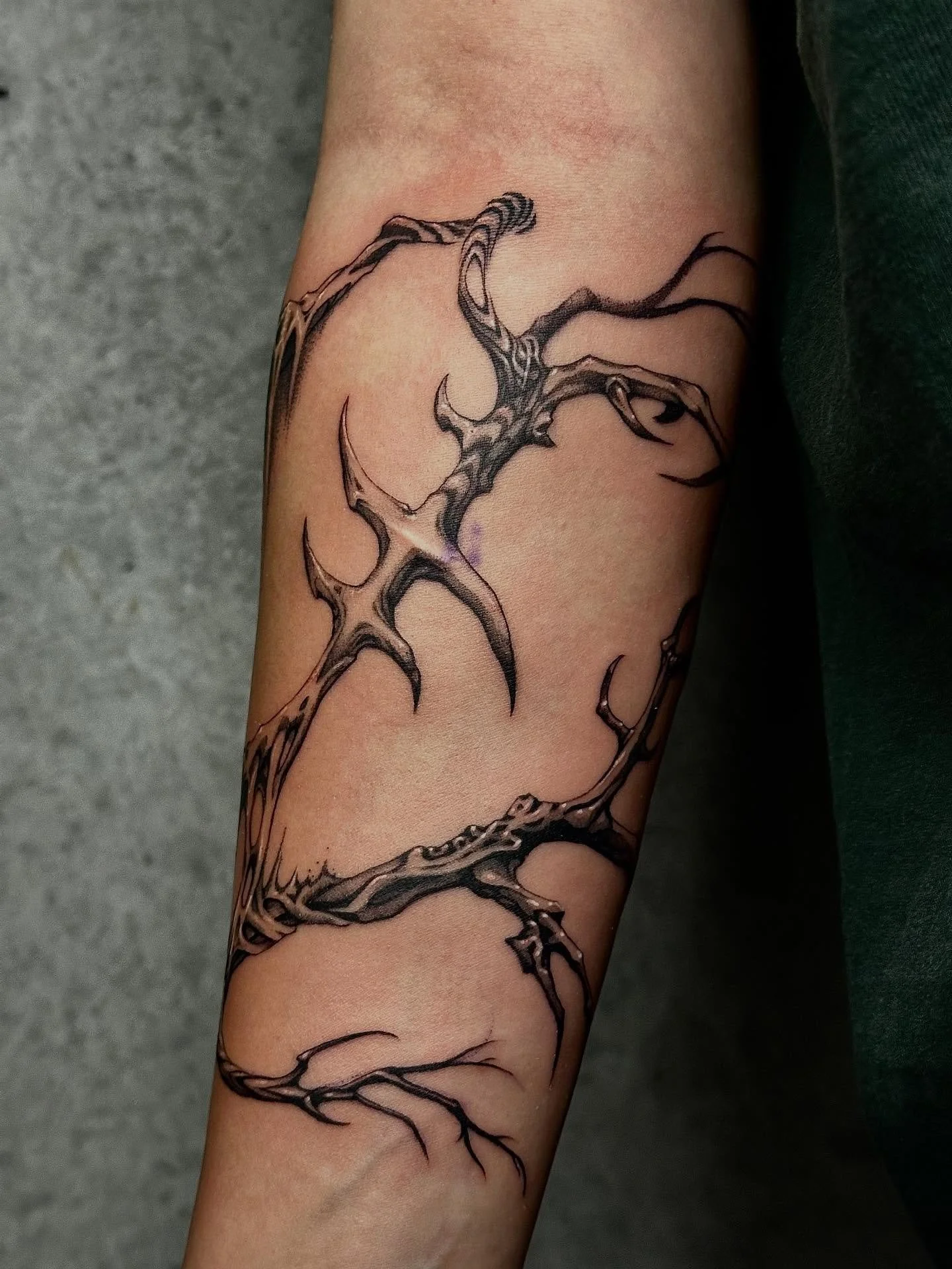 Close up shots du freehand que @gen.cantin et moi avons cr&eacute;&eacute; 🪄 Merci encore pour cette belle session! 

Done @grey_mrkt 

#montrealtattoo #montrealtattooshops #tattoomontreal #naturetattoo #foresttattoo #mushroomtattoo