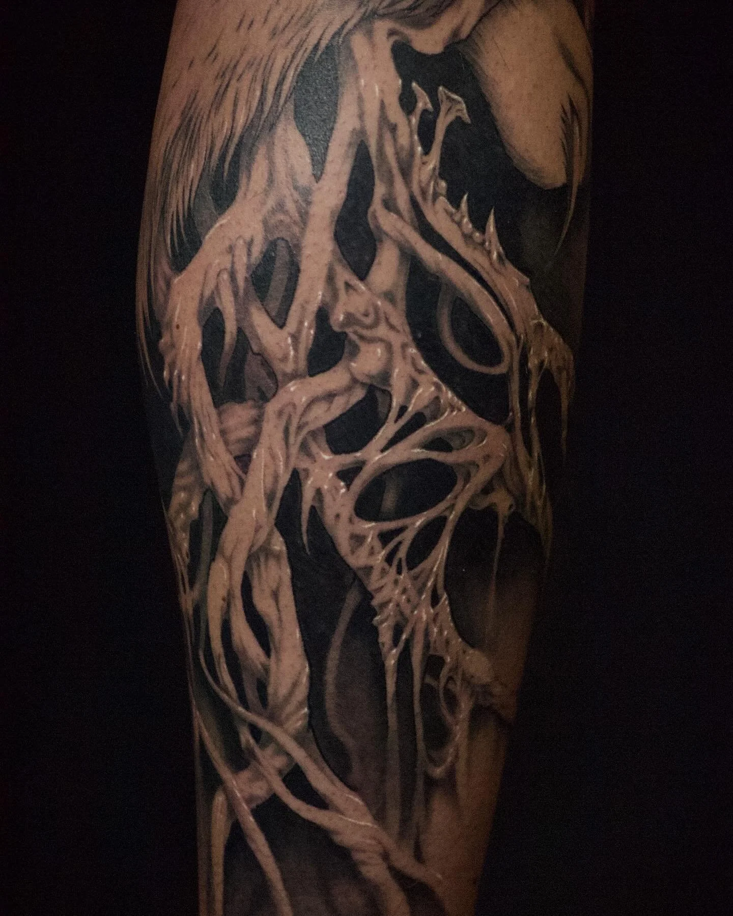 Healed collab with @coresap 🐺 
Merci @max_duvoisin for sitting like a champ for 9 hours while 2 artists were whiping their needle from hip to ankle at last @arttattoomontreal 🔥 

#montrealtattoo #darkart #blackworkartists #blackwork #montrealtattoo