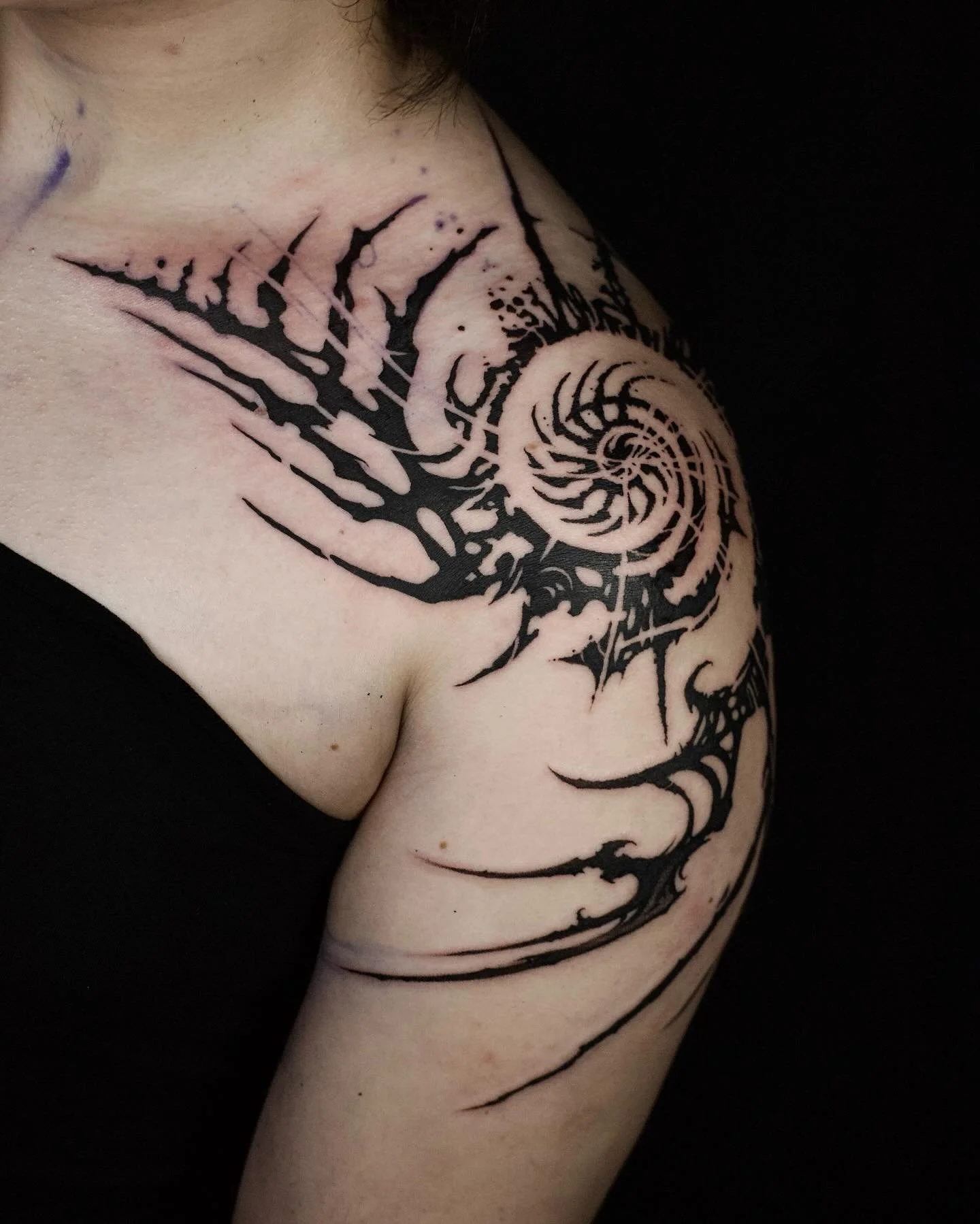 f o s s i gi  li sm 

Last slide is available 

1 session // 4:20 hours on @n0ah.sampaio Thank you for this amazing project, fun facts and good vibes 🌀 
Done @grey_mrkt 

#blackworktattoos #blackworktattoo #blackworkartists #darkarttattoo #fibonacci