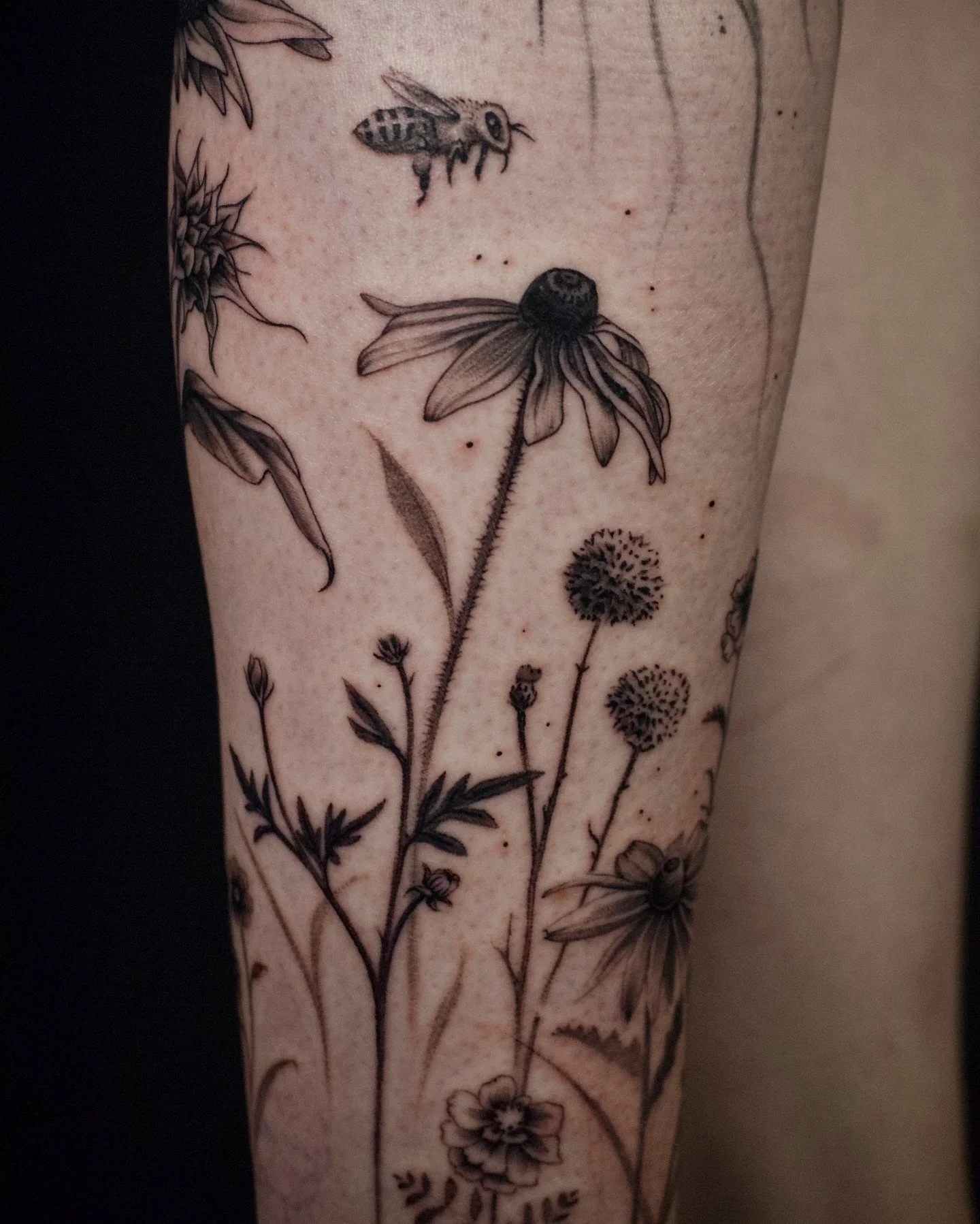 Wildflowers looking up at the sun 🐝 @makayla.thibault Merci pour la confiance again and again 🌟☀️🌻 @grey_mrkt 

#montrealtattoo #flowertattoos #sunflowertattoo #beetattoo #suntattoo