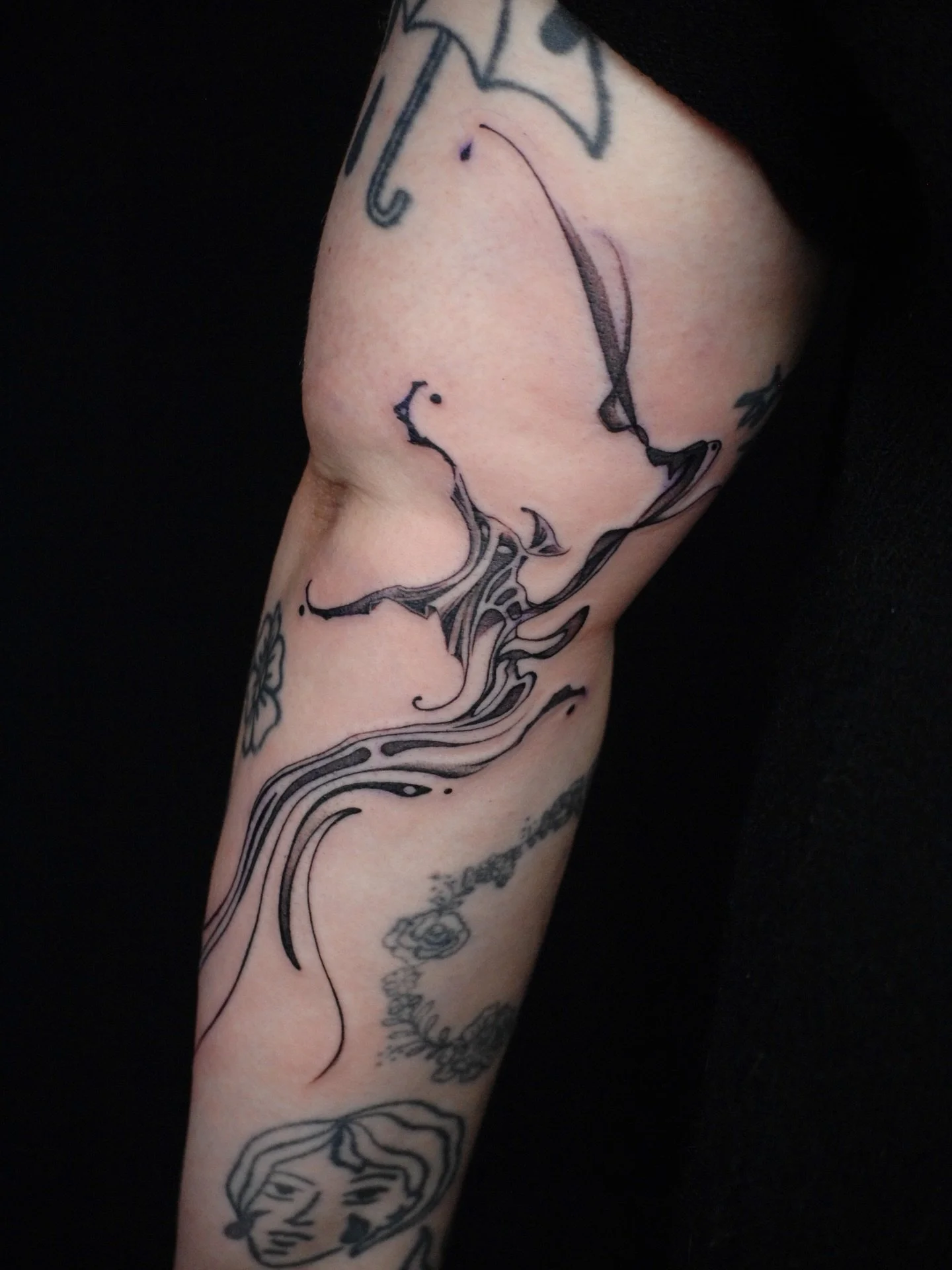 Tattoos and moods 💃🏻🖤🔏🔗 

@grey_mrkt 
#flowytattoo #snaketattoos #flowertattoos #montrealtattoo #tattoomontreal