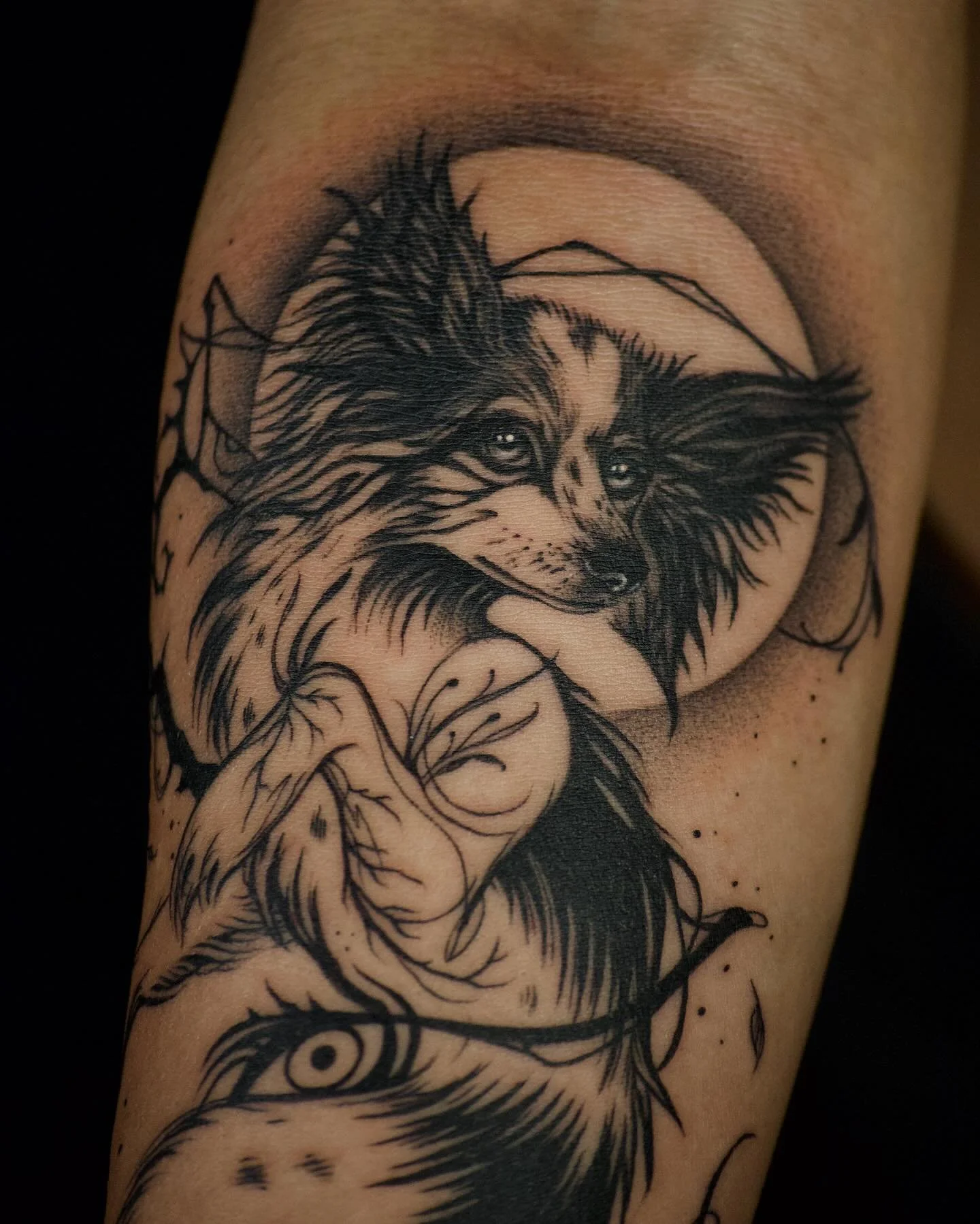 🔗💁🏻&zwj;♀️🩷 @v1taminb had been wanting a tattoo of her dog since she got it in 8th grade... no pressure on me to tattoo a perfect face expression 🙃 Thanks for your immense trust in our process Bianca! 

#montrealtattoo #dogtattoo #animaltattoos 