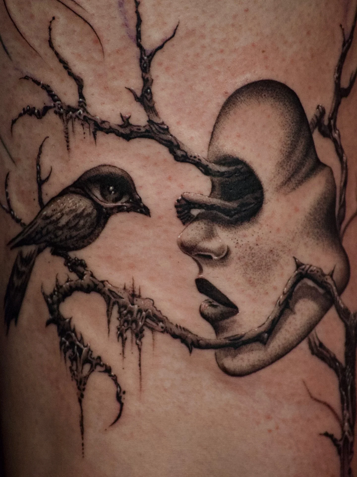 Based on a charcoal drawing I did last January ✍🏻 thank you @daynatattoos for choosing this one 🙏🏼🖤 @grey_mrkt 

#montrealtattoo #surrealartist #surrealartists #trippyart #montrealtattooartist