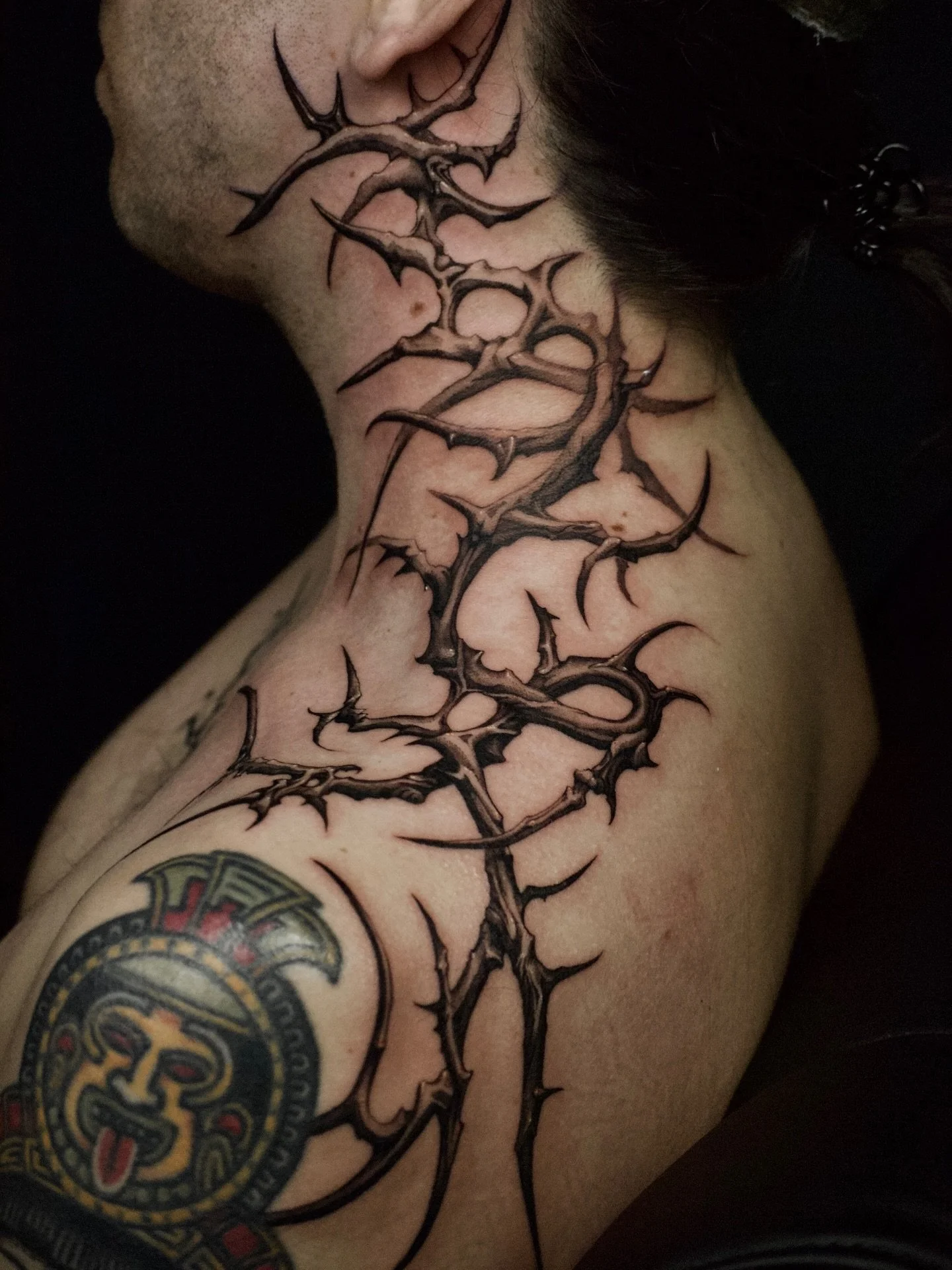 #naturetattoo #branchtattoo #naturetattoos #freehandtattoos #necktattoo 

On @petitcoeur.tattoo 🔗