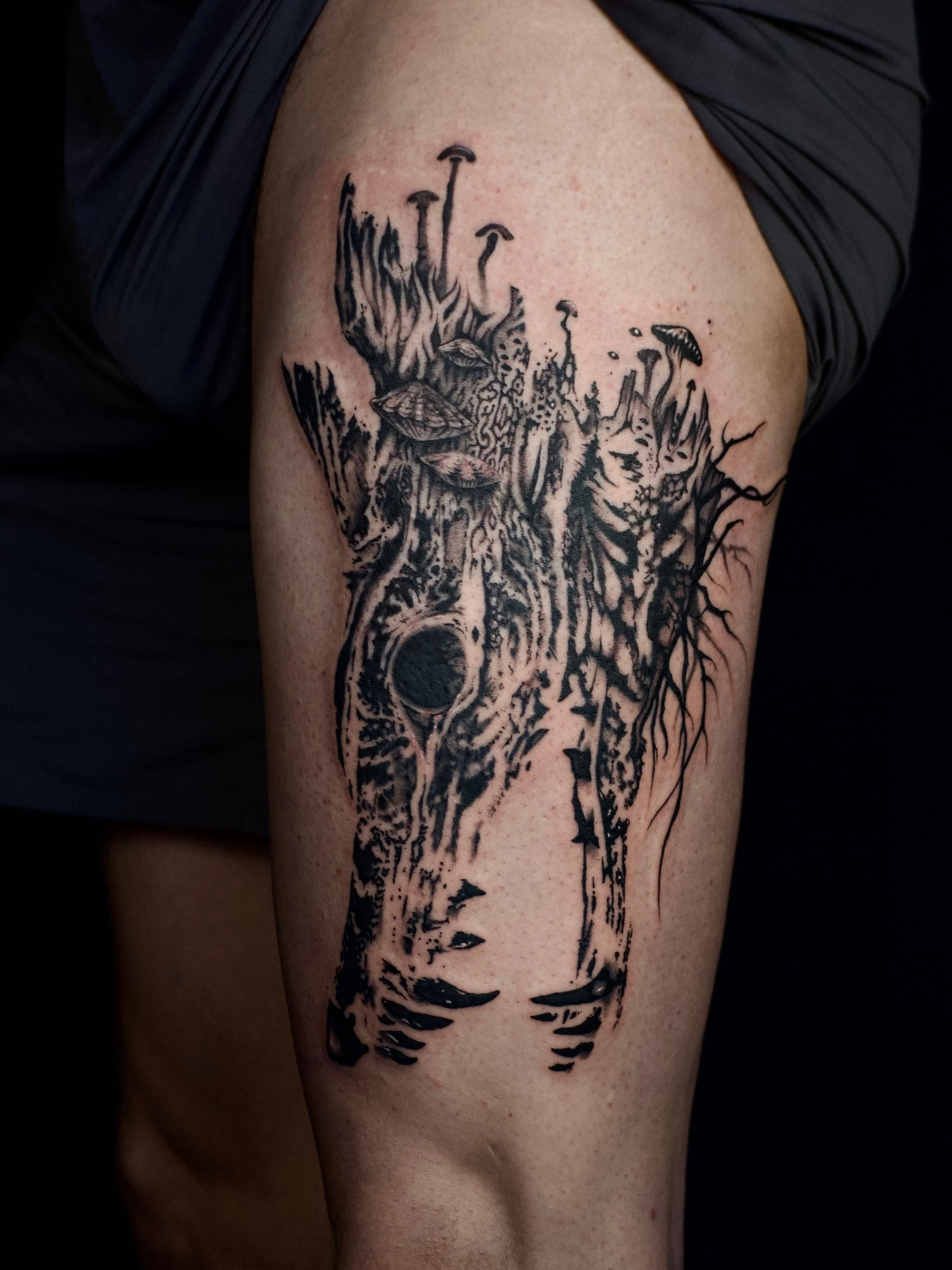 This Trippy Canide Spirit visits me when I look at certain logs during some very special and peaceful walks in the forest 🪵 🐺 Merci @sebastiendugrenier pour cette session et ce projet incroyables 🐾🔗 

#montrealtattoo #montrealtattooartist #wolfta