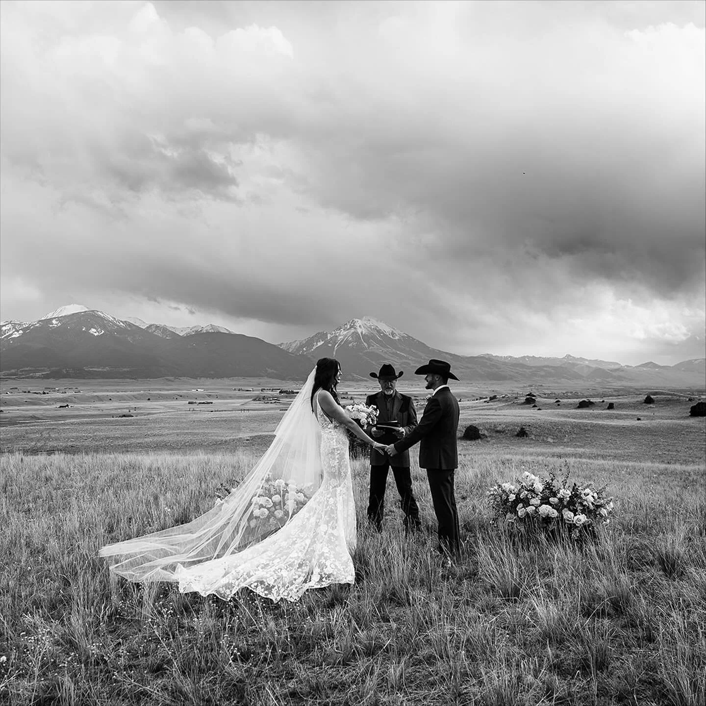 A magical elopement in the heart of #paradisevalleymontana where love met wild beauty and forever began under open skies. 💍⛰️✨
@alaina_chadwick_  @hayden_chadwick 

Photos @charles.moll_photo 
Location @peaceofparadisemt
Wedding Planner @carefree_ev