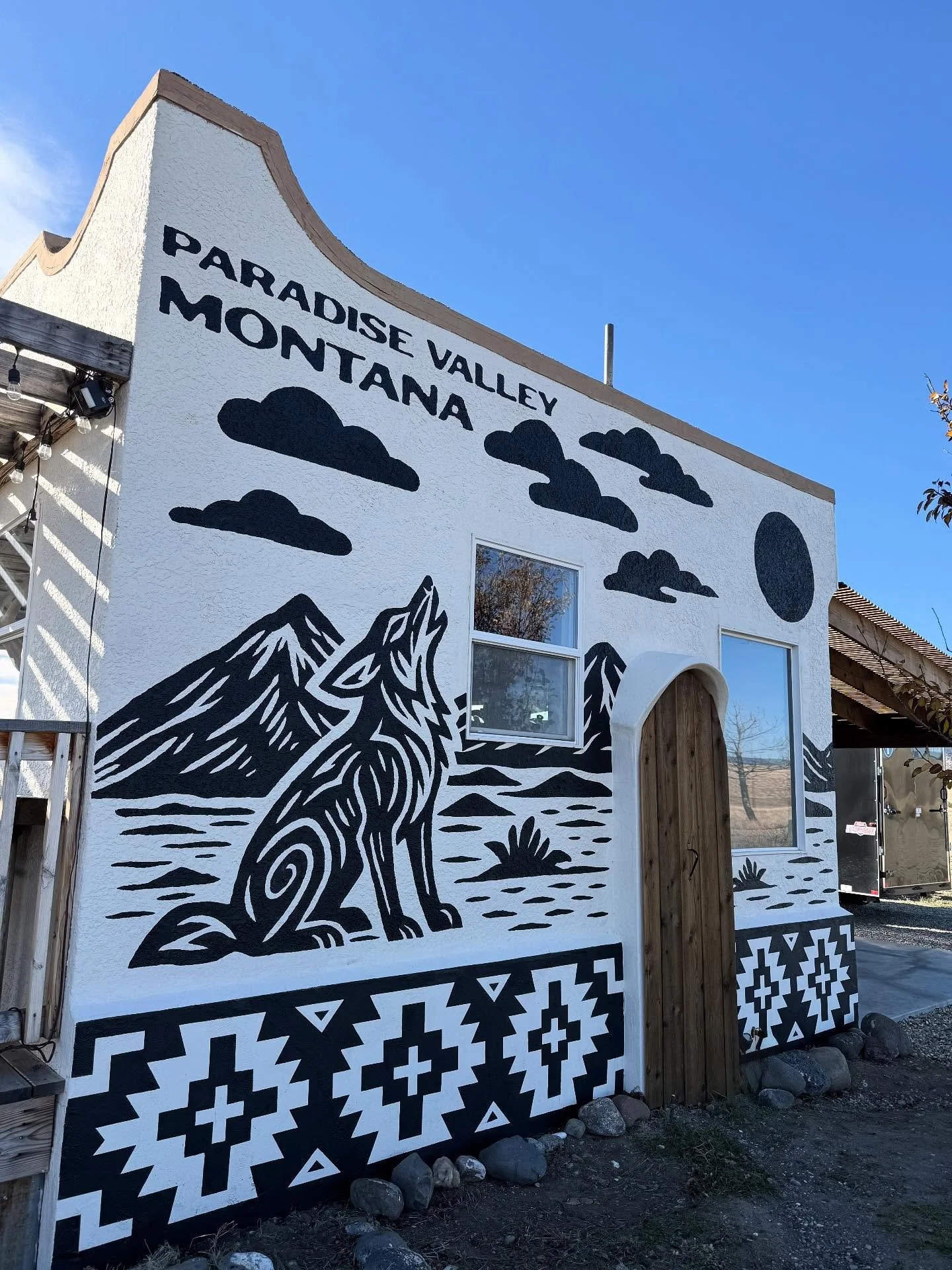 A stunning new mural now graces our bar  #elcoyote painted by a talented local artist @caseyjlutz , it&rsquo;s become a must-see destination that captures the creativity and spirit of @peaceofparadisemt . 🎨✨ 

#localartists 
#montanavibes 
#destinat