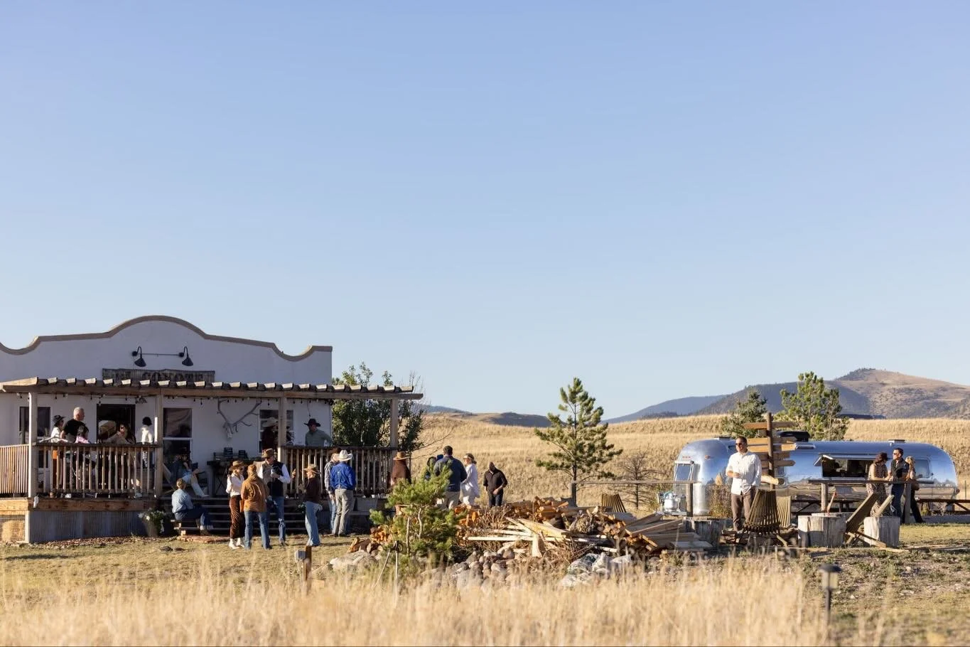 Still thinking about our #farmtotabledinner dinner with @seasonalmontana @peaceofparadisemt, an unforgettable night where fresh flavors, mountain views, and community came together.

📸 @alyssanfreese 

#seasonalmontana 
#peaceofparadisemontana 
#far