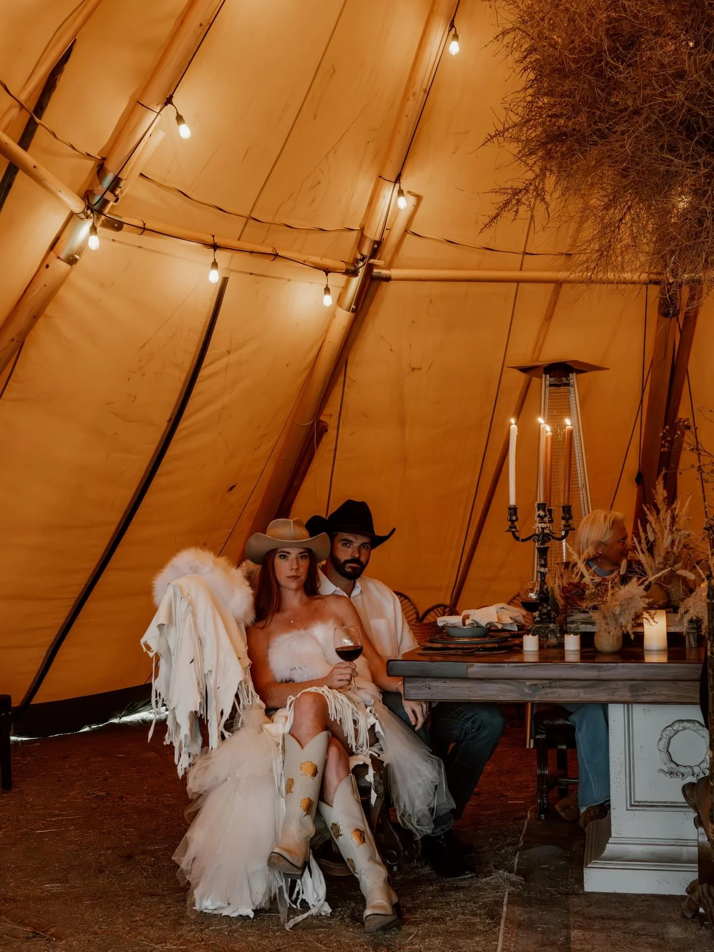 Cozy mountain dinner vibes and carriage rides that make the whole evening feel like a fairytale. 💫

Photo @chloenostrant 
Models @the.sunnyspot
Wardrobe @shotgun.chelle 
Florals @amandajewelfloraldesign
Hat @friknfrakdesigns
Location @peaceofparadis