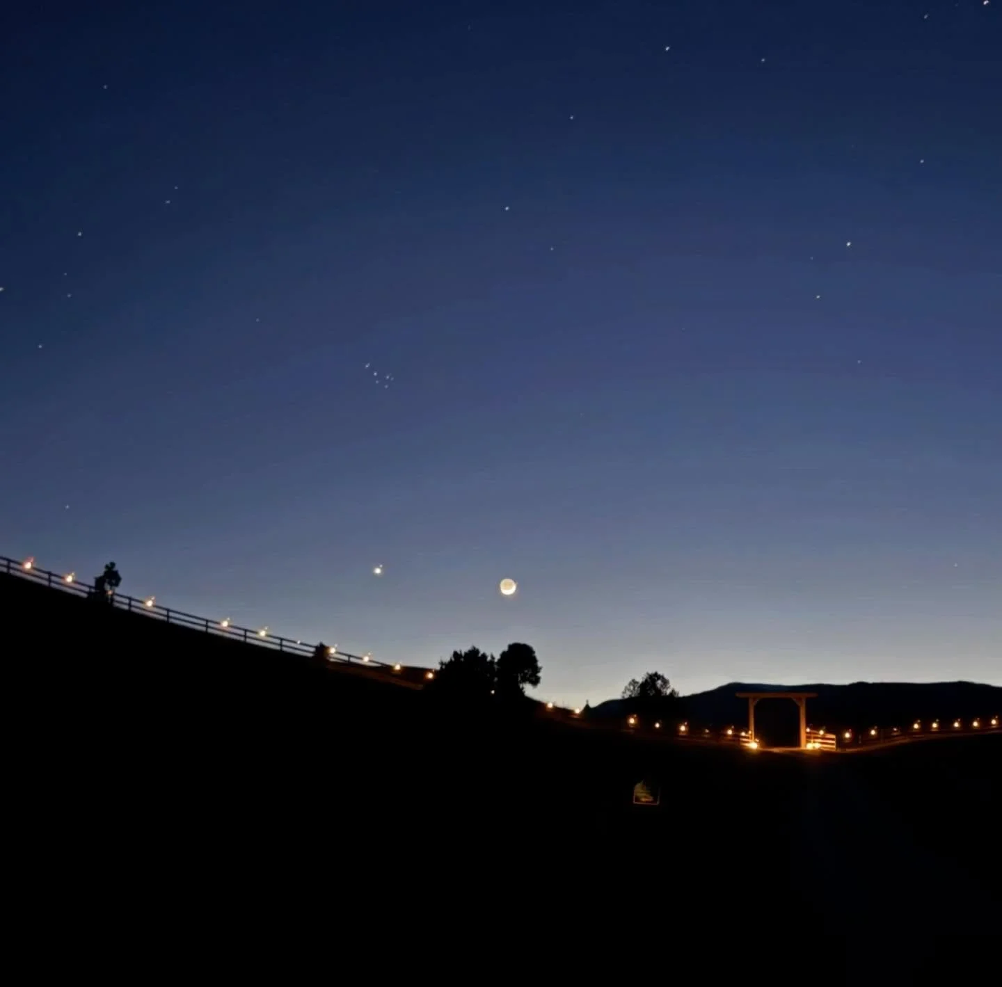 Under the quiet skies of Paradise Valley, the waning crescent moon drifts above @peaceofparadisemt soft light, deep stillness, and a little nighttime star magic all around 🌙✨

#paradisevalleymontana #waningcrescent #lookupmore