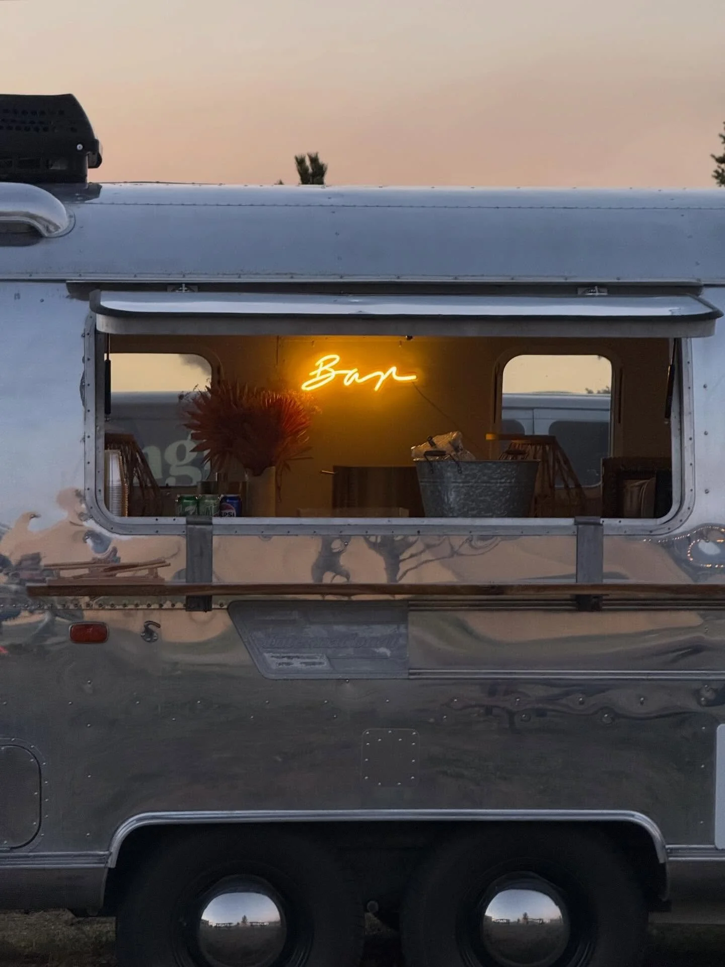 Serving views with every pour, our Airstream @petiteparlourmt has a walk-up bar window where the mountains are always on the menu. 🥂🏔️

#airstreamdreams #walkupbar #montanaevents