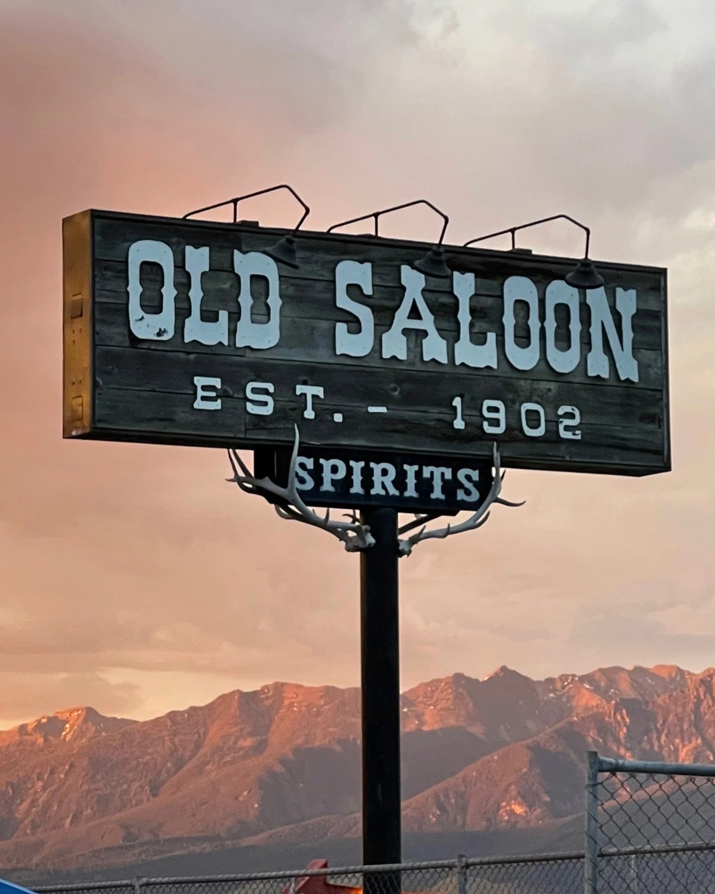 When you&rsquo;re in Paradise Valley, make sure to visit our friends down the road at @theoldsaloon 🤠✨ 
Good times, great music, and a true Montana vibe you won&rsquo;t want to miss.

#theoldsaloon #paradisevalleymontana #montanamusicvenue