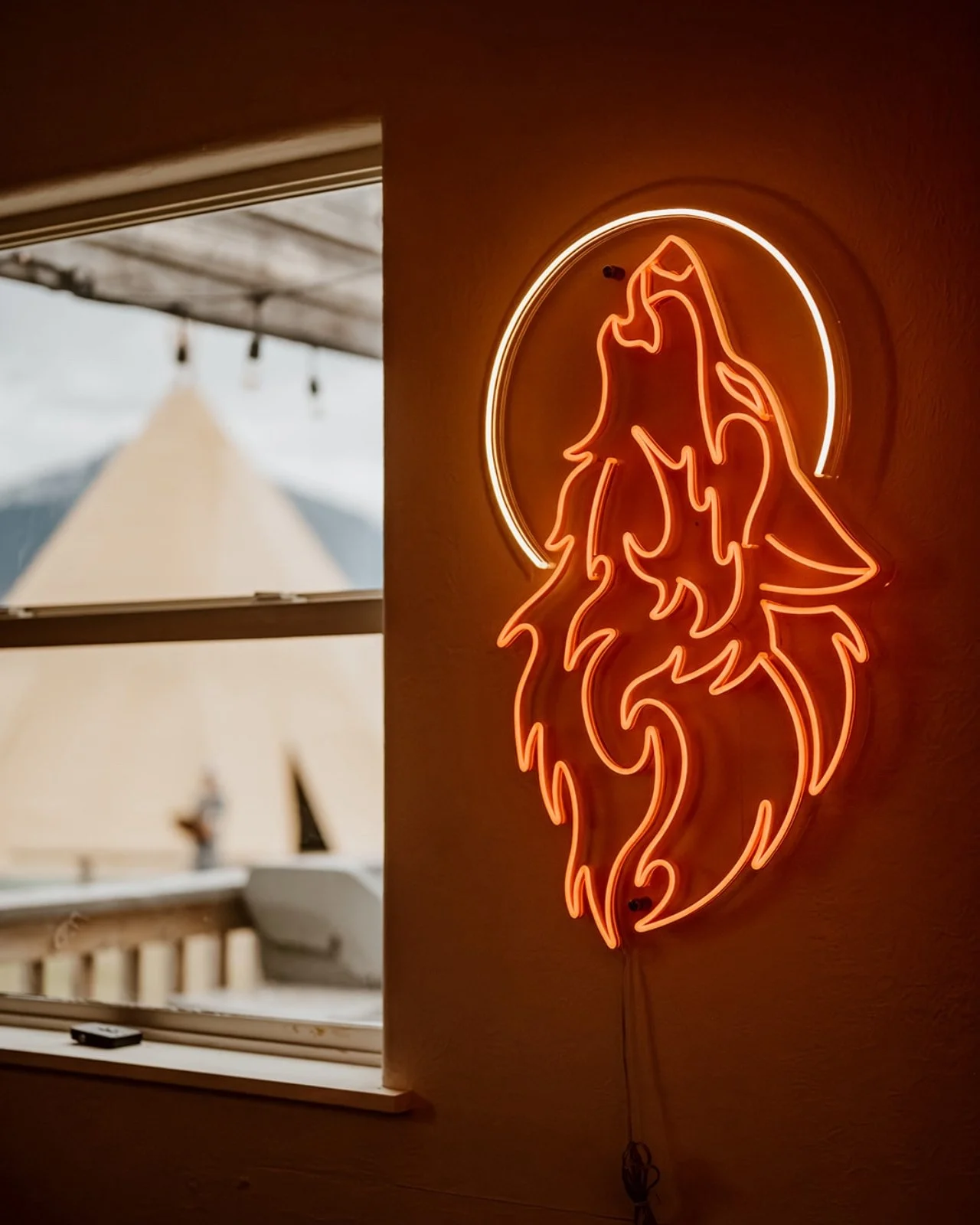 El Coyote is the heart of it all.
It&rsquo;s where the energy starts and the stories unfold.

📸 @chloenostrant

#mountainbars #casita #cocktailhour #montana