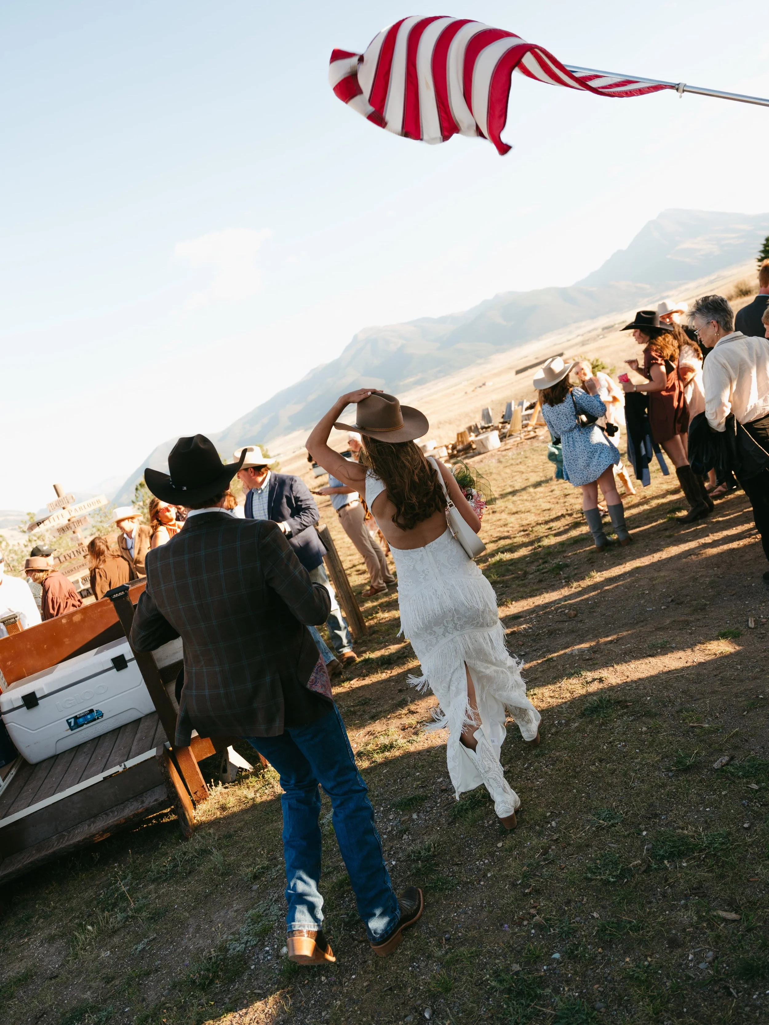 Friends and family traveled from near and far to gather under the Montana sky and celebrate the start of a beautiful wedding weekend. Good drinks with @mypourdecisions_mobilebar , great food with @followyernosebbq , endless mountain views, and so muc