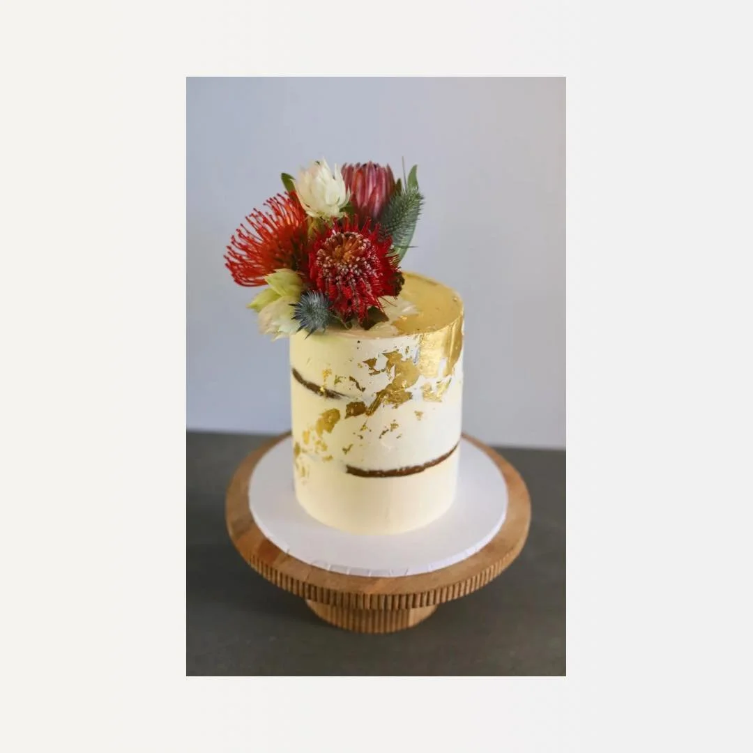 gold leaf, semi-naked design with some blooming natives from Mundaring Florist 💐🍃

planning a birthday or event? visit flourand.com.au for more information.
-
-
-
-
-
-
-
#cakeinspo #perthwedding #cakephotos #perthweddingideas #weddingseason2024 #p