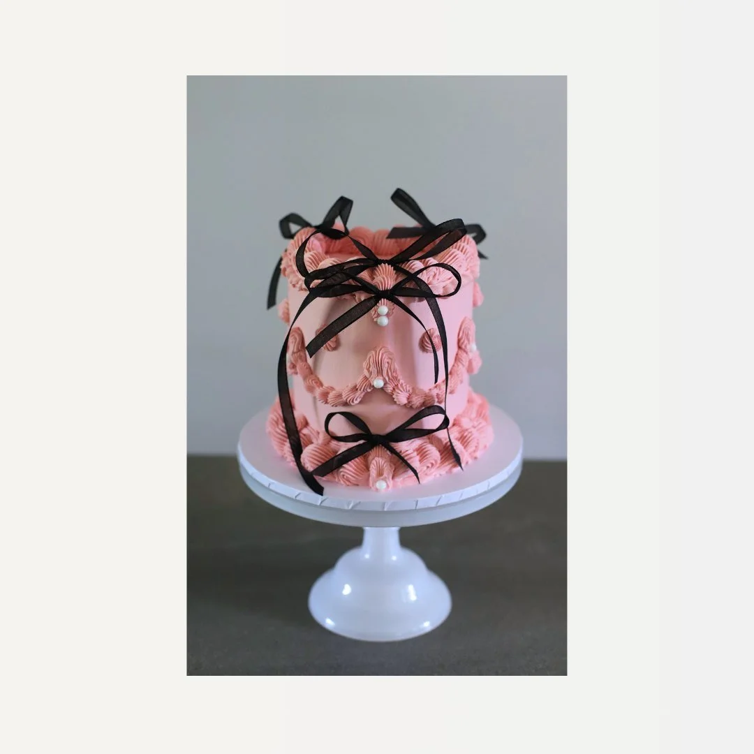 pretty n pink love heart-shaped cake, vintage piping and black bows! 🎀💗

planning a birthday or event? visit flourand.com.au for more information.
-
-
-
-
-
-
-
#cakeinspo #perthwedding #cakephotos #perthweddingideas #weddingseason2024 #perthdesser