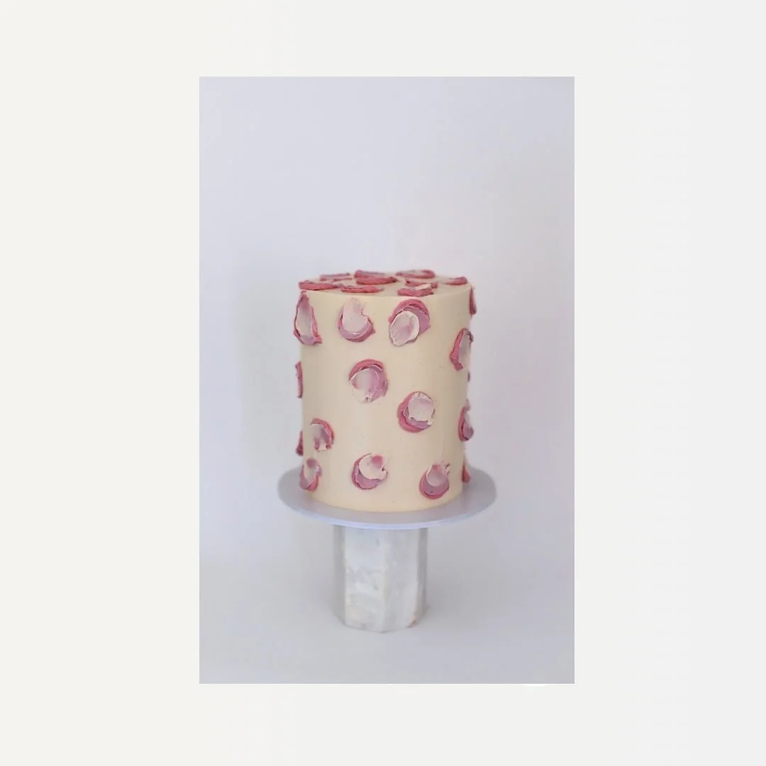 white chocolate raspberry mud cake | freeze dried raspberry | vanilla swiss meringue buttercream 

planning a birthday ort event? visit flourand.com.au for more information.
-
-
-
-
-
-
-
#cakeinspo #perthwedding #cakephotos #perthweddingideas #weddi