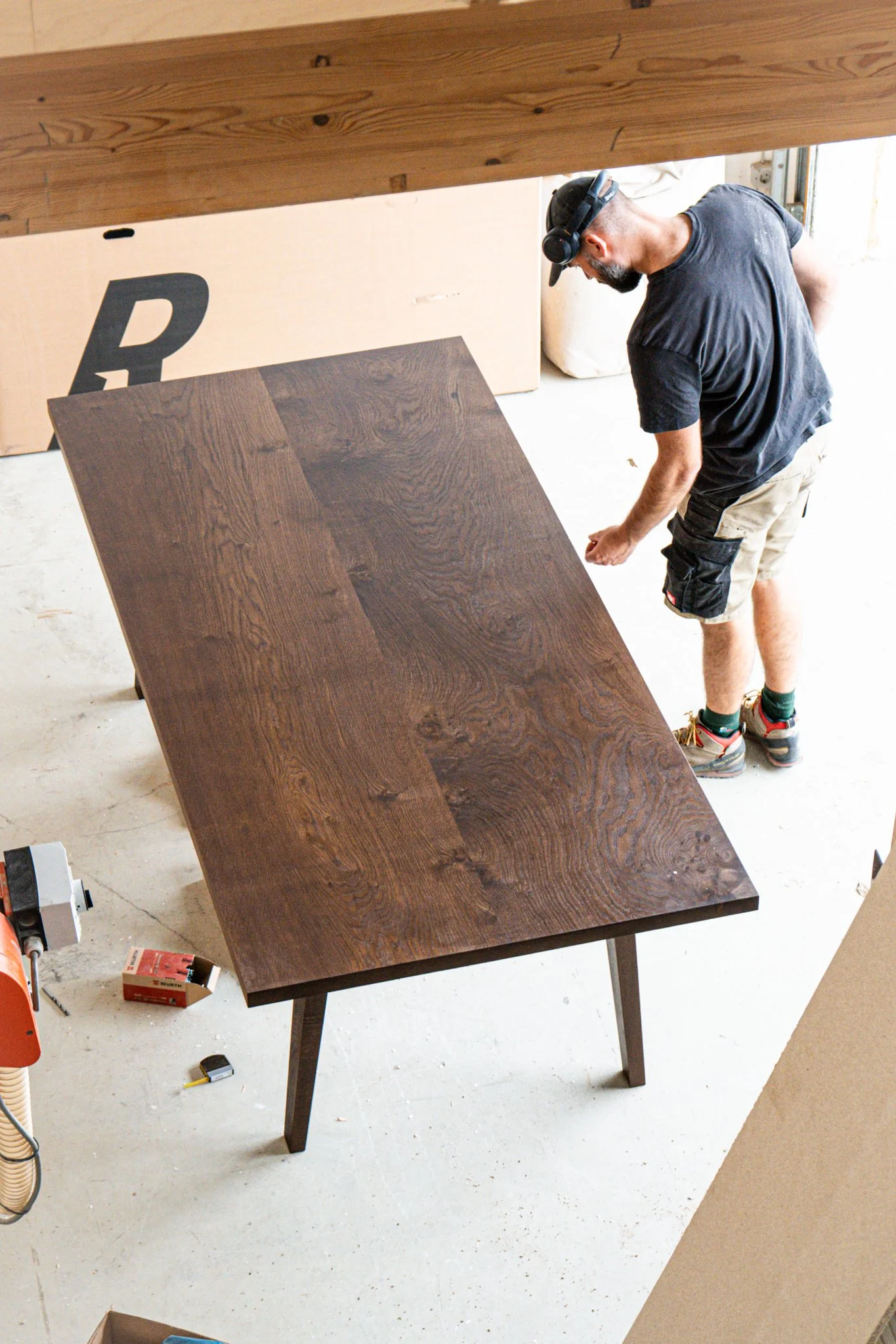 Massivholz-Tisch, dunkles Holz, werkVI