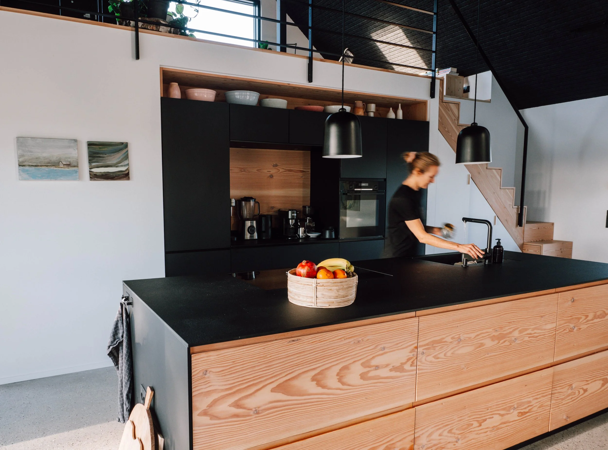 Offene Küche mit Holzfront, modern