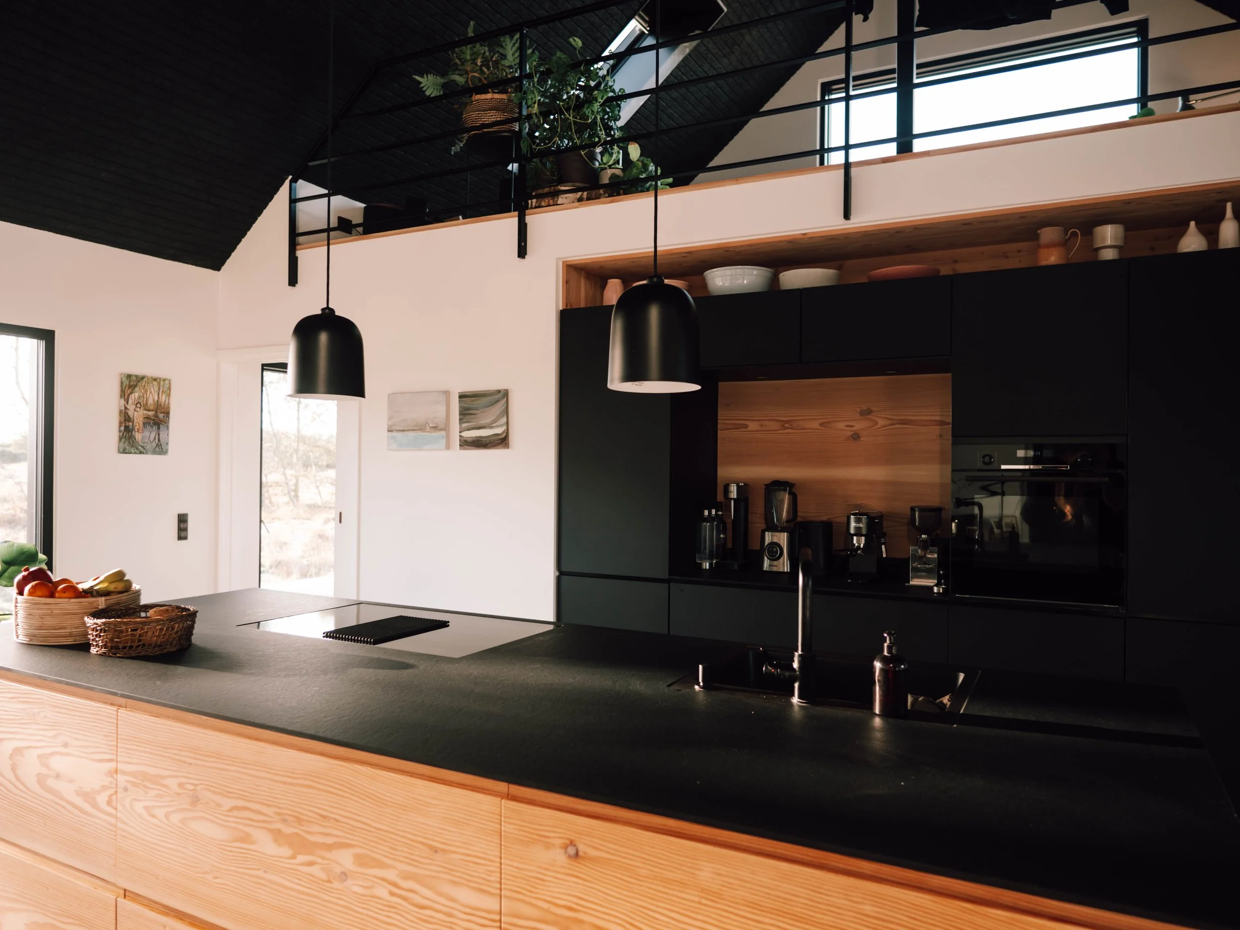 Kücheninsel, schwarze Oberfläche, Vollholzseiten, modern