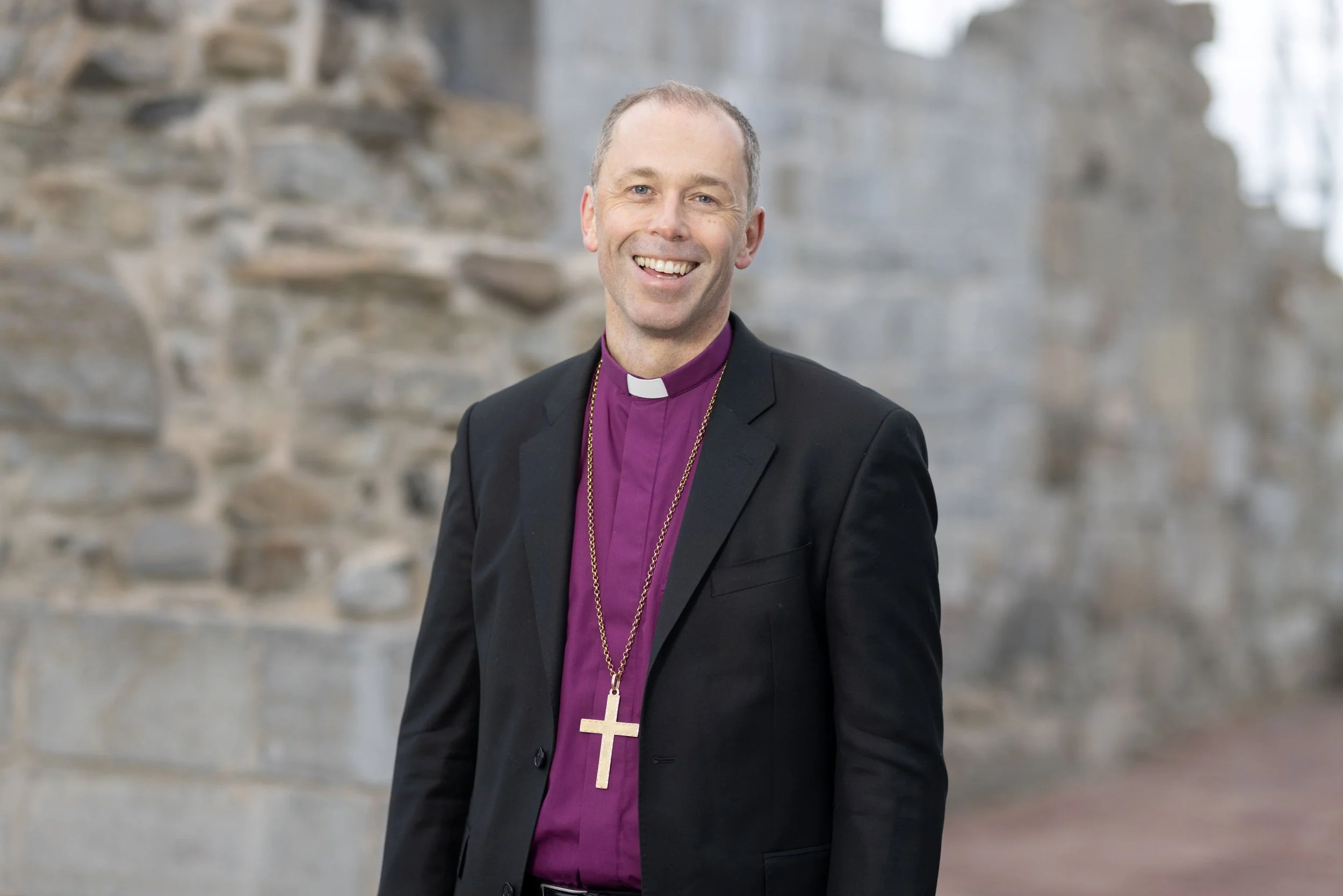 Biskopen åpner utstillingen