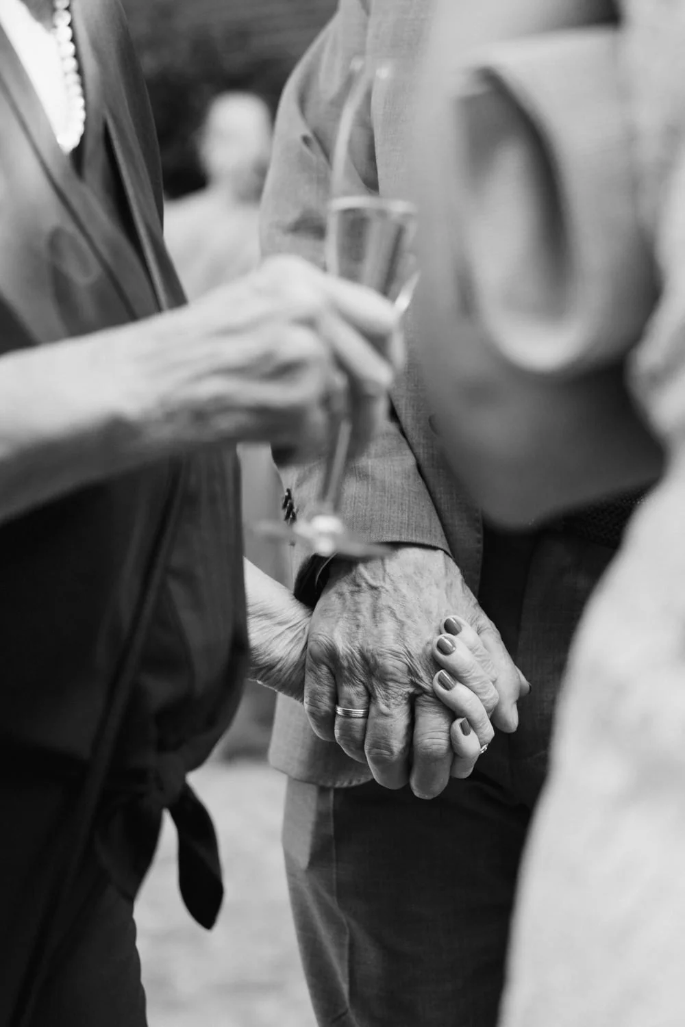 christian-boldt-hamburg-wedding-photographer-holding-hands-1.JPG