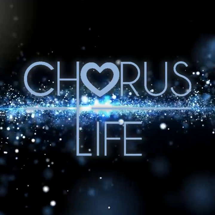 Image avec le texte "Chorus Life" en lettres lumineuses sur un fond noir avec des éclats de lumière bleus et des particules brillantes.