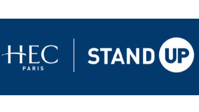 Logo de HEC Paris avec le slogan "STAND UP" sur un fond bleu.