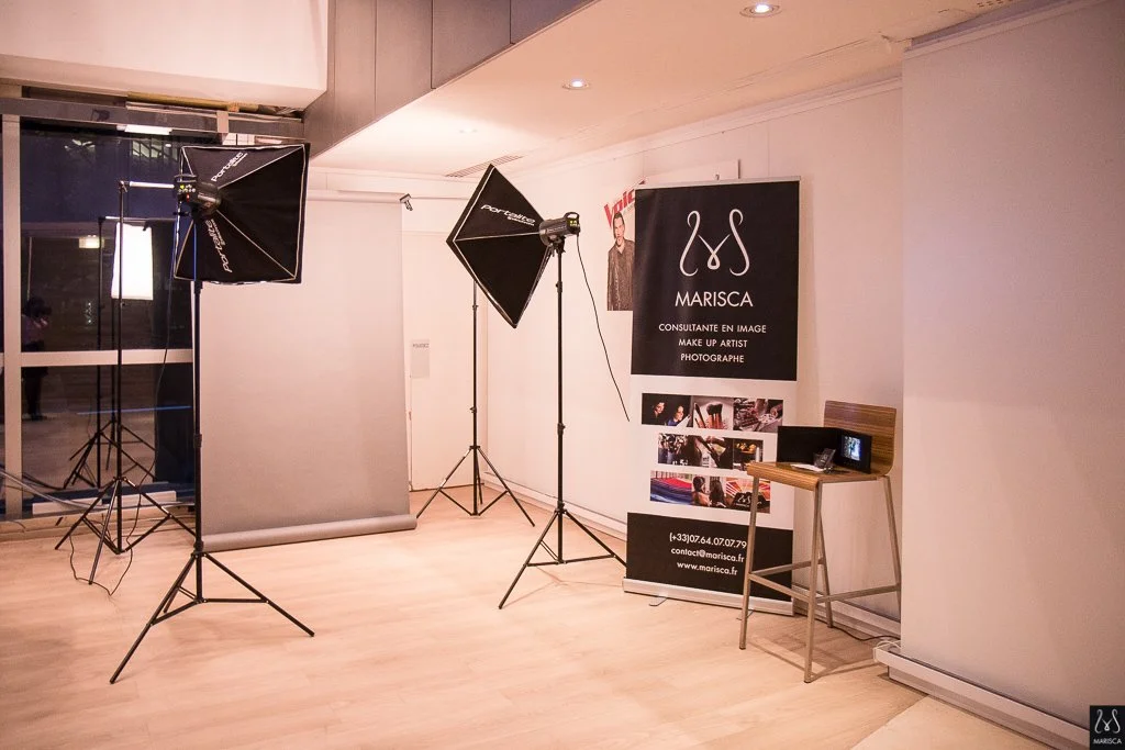 Studio de photographie avec éclairages, arrière-plan gris, bannière promotionnelle pour Marisca, une consultante en image, maquilleuse, artiste makeup et photographe.