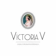 Logo avec un portrait de femme en haut, nom 'Victoria V' en dessous, fond blanc