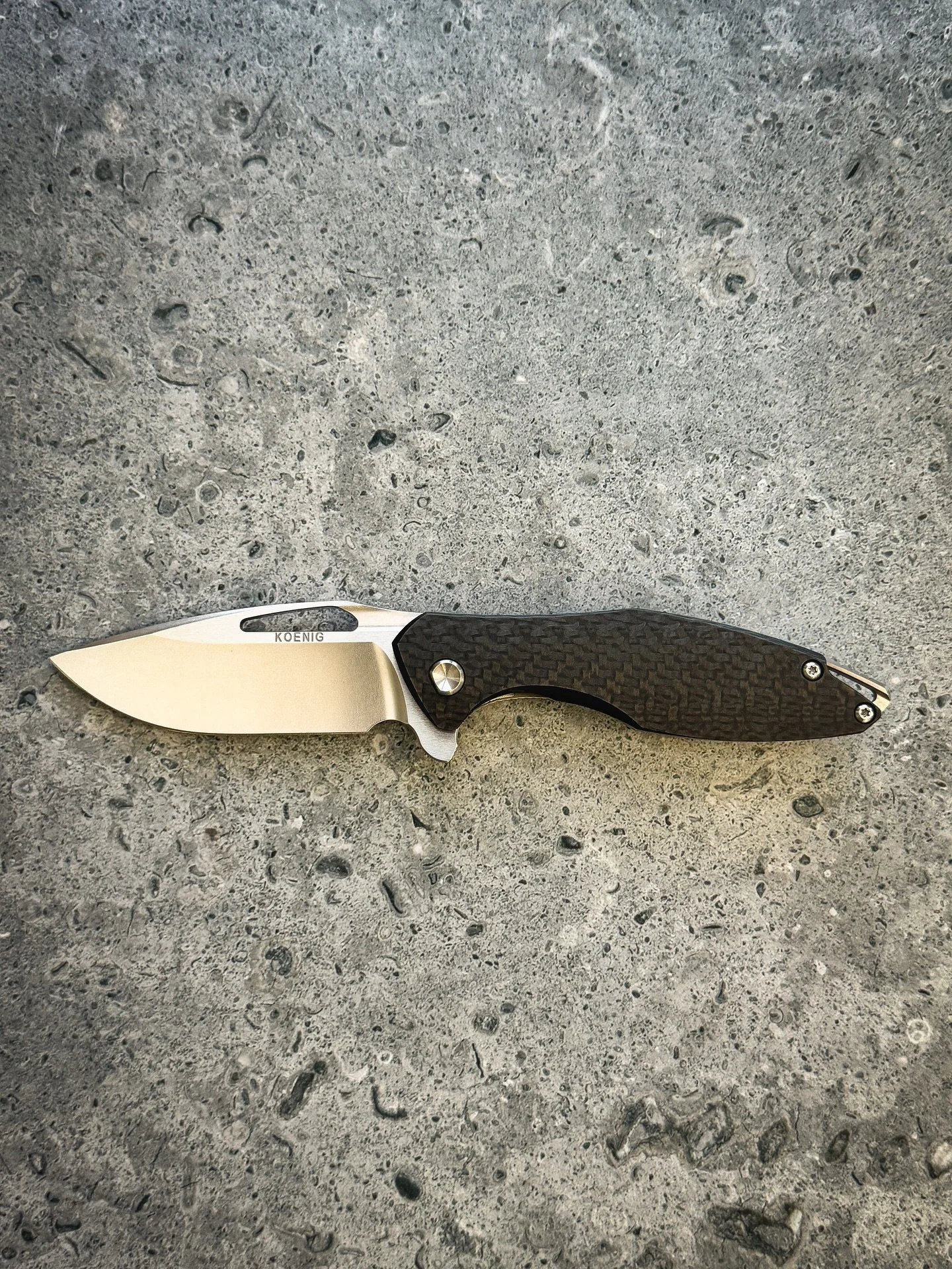 New @koenigknives Arius at Trapper Jon&rsquo;s Knives. 
Arius: m390 brightwashwed w/PF and Carbon Fiber. 
.
.
#KoenigArius #KoenigKnives #Arius #EDCknives #KnifeCommunity #KnifeCollector #EverydayCarry #EDCgear #PocketKnives #KnifeAddict #KnifePorn #