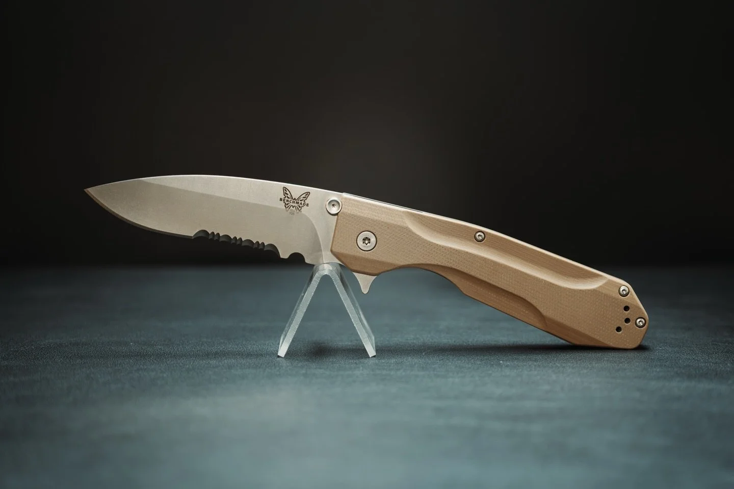@benchmadeknifecompany Osborne Proxy.
Designed by Warren Osborne. The Proxy combines G-10 and Solid Titanium in a monolock flipper. One if the final collaborations between Warren and Benchmade. Rare piece available at Trapper Jon&rsquo;s 
#benchmade 