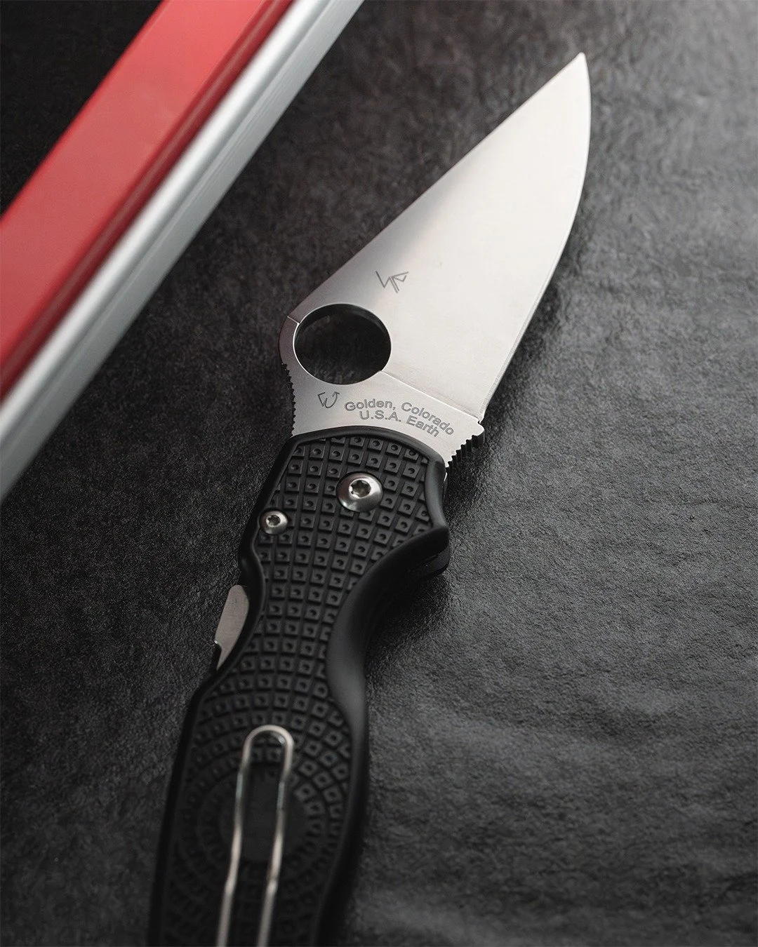 The Spyderco&reg; Para&reg; 3 Lightweight proves that high performance doesn&rsquo;t have to come at a premium. Made in Golden, Colorado and built with the same obsessive attention to detail as its heavier counterparts, it strips away excess without 